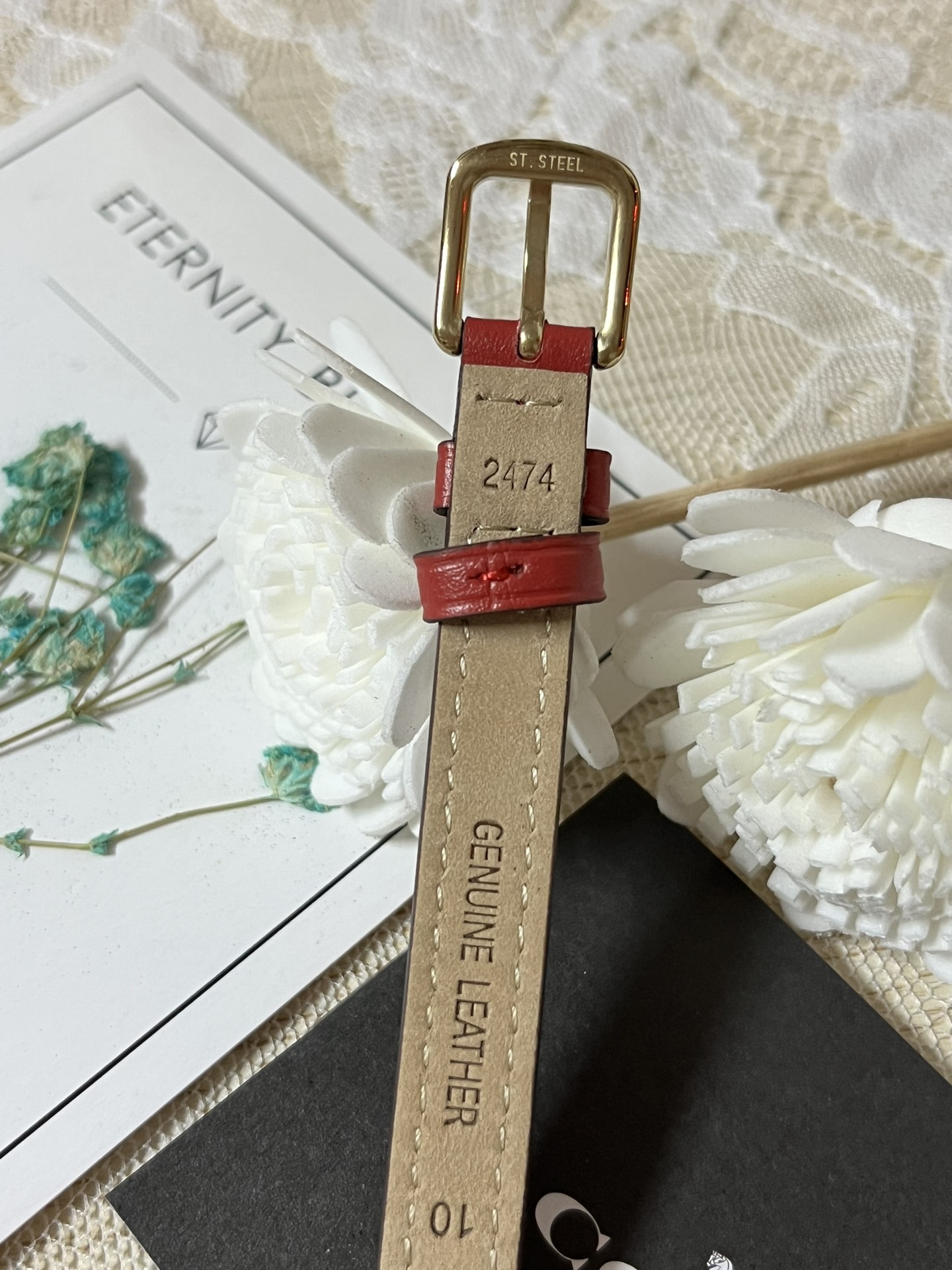 批💰180配盒
来咯[庆祝]来咯[庆祝]来咯[庆祝]请认准独家首发🔥🔥🔥COACH/蔻驰小方糖女士腕表，低调简约的时髦魅力，复古风时尚百搭，独具视觉美感、典雅而精致，轻奢又不失时尚潮范，方形简约日晖纹表盘配以简洁利落的流畅线条柔和而高级，以简约无数字表盘加以璀璨点缀的品牌马车图案，看似简约却不简单，令人一眼辨识毫不费力看起来就足够高级感满满，去掌握属于自己的节奏、张弛有度，日常通勤、度假聚会、随心随型演绎一种热爱生活 由内而外流露出时尚高级贵气之美，让你的风格极具辨识度也极具美感哦[玫瑰][玫瑰][玫瑰]真皮表带佩戴舒适柔软上手美美哒！30米生活防水，尺寸：22 mm,配专柜全套包装出货。