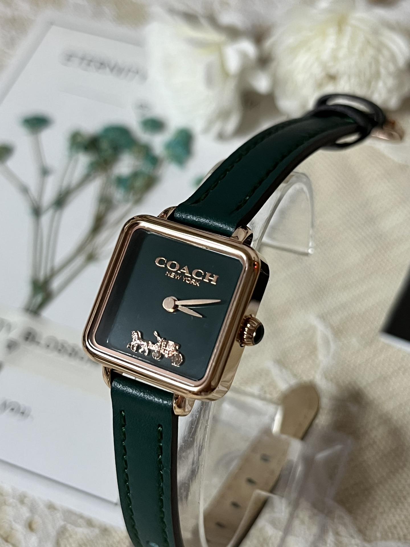 批💰180配盒
来咯[庆祝]来咯[庆祝]来咯[庆祝]请认准独家首发🔥🔥🔥COACH/蔻驰小方糖女士腕表，低调简约的时髦魅力，复古风时尚百搭，独具视觉美感、典雅而精致，轻奢又不失时尚潮范，方形简约日晖纹表盘配以简洁利落的流畅线条柔和而高级，以简约无数字表盘加以璀璨点缀的品牌马车图案，看似简约却不简单，令人一眼辨识毫不费力看起来就足够高级感满满，去掌握属于自己的节奏、张弛有度，日常通勤、度假聚会、随心随型演绎一种热爱生活 由内而外流露出时尚高级贵气之美，让你的风格极具辨识度也极具美感哦[玫瑰][玫瑰][玫瑰]真皮表带佩戴舒适柔软上手美美哒！30米生活防水，尺寸：22 mm,配专柜全套包装出货。