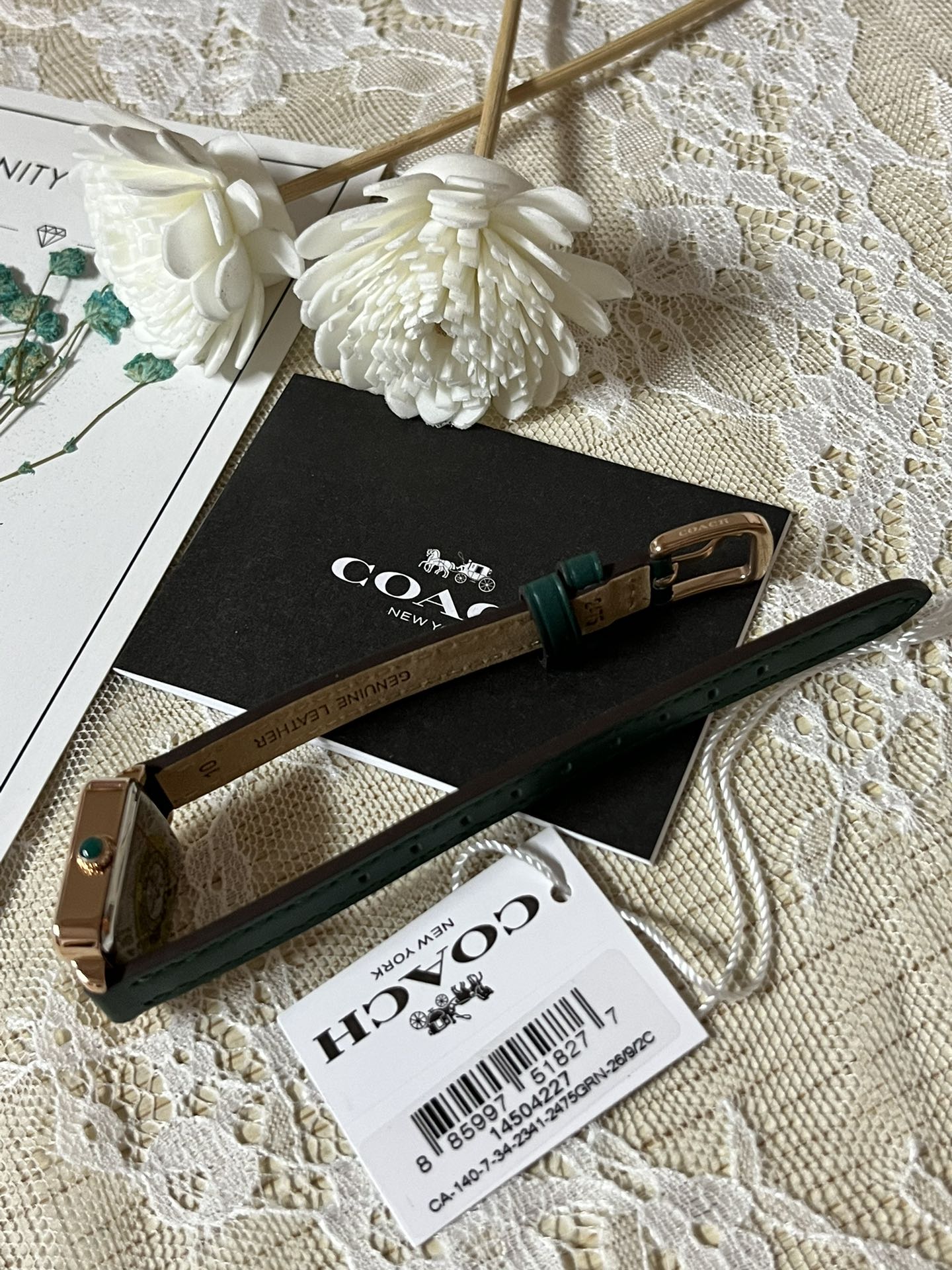 批💰180配盒
来咯[庆祝]来咯[庆祝]来咯[庆祝]请认准独家首发🔥🔥🔥COACH/蔻驰小方糖女士腕表，低调简约的时髦魅力，复古风时尚百搭，独具视觉美感、典雅而精致，轻奢又不失时尚潮范，方形简约日晖纹表盘配以简洁利落的流畅线条柔和而高级，以简约无数字表盘加以璀璨点缀的品牌马车图案，看似简约却不简单，令人一眼辨识毫不费力看起来就足够高级感满满，去掌握属于自己的节奏、张弛有度，日常通勤、度假聚会、随心随型演绎一种热爱生活 由内而外流露出时尚高级贵气之美，让你的风格极具辨识度也极具美感哦[玫瑰][玫瑰][玫瑰]真皮表带佩戴舒适柔软上手美美哒！30米生活防水，尺寸：22 mm,配专柜全套包装出货。