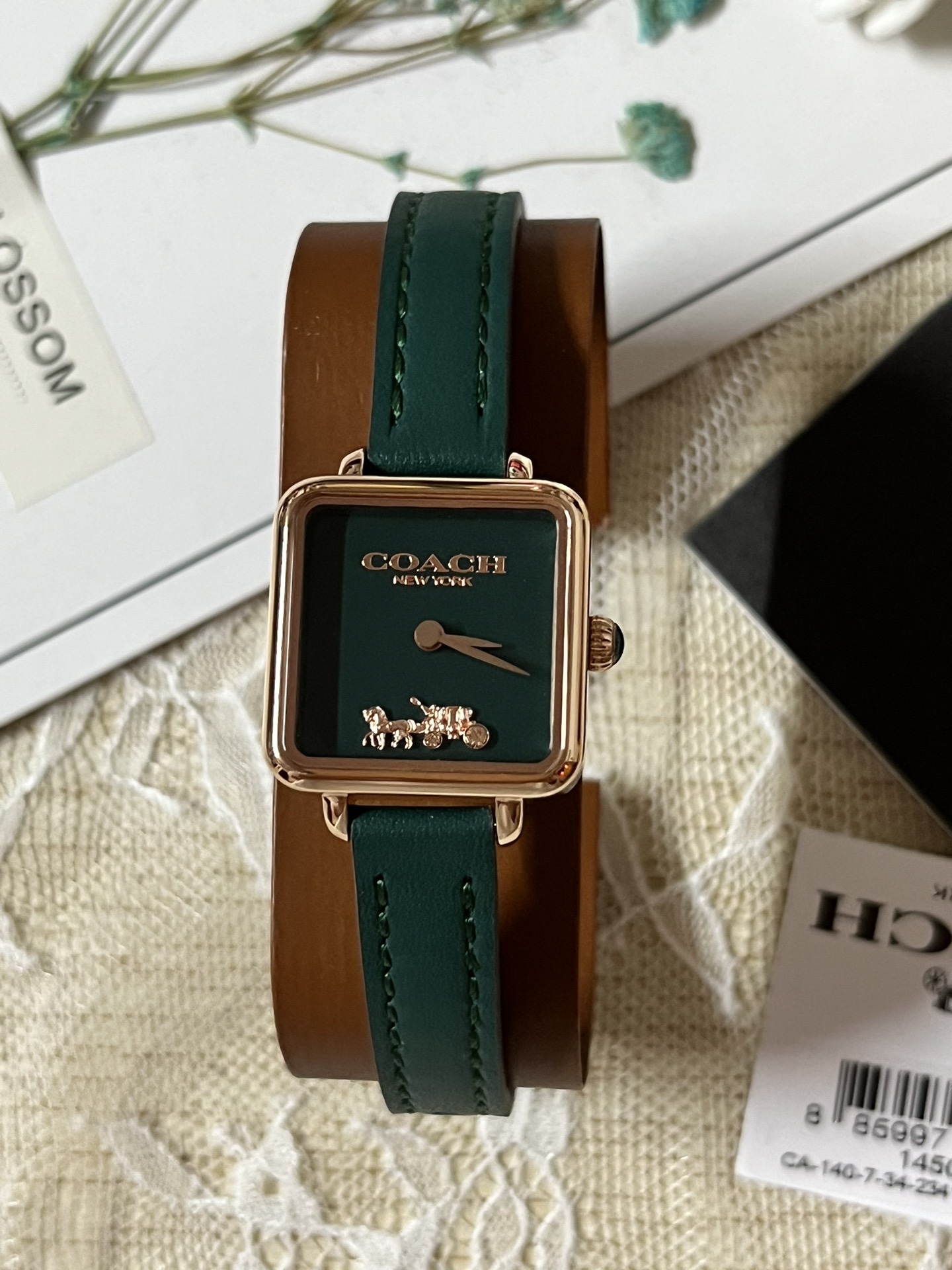 批💰180配盒
来咯[庆祝]来咯[庆祝]来咯[庆祝]请认准独家首发🔥🔥🔥COACH/蔻驰小方糖女士腕表，低调简约的时髦魅力，复古风时尚百搭，独具视觉美感、典雅而精致，轻奢又不失时尚潮范，方形简约日晖纹表盘配以简洁利落的流畅线条柔和而高级，以简约无数字表盘加以璀璨点缀的品牌马车图案，看似简约却不简单，令人一眼辨识毫不费力看起来就足够高级感满满，去掌握属于自己的节奏、张弛有度，日常通勤、度假聚会、随心随型演绎一种热爱生活 由内而外流露出时尚高级贵气之美，让你的风格极具辨识度也极具美感哦[玫瑰][玫瑰][玫瑰]真皮表带佩戴舒适柔软上手美美哒！30米生活防水，尺寸：22 mm,配专柜全套包装出货。