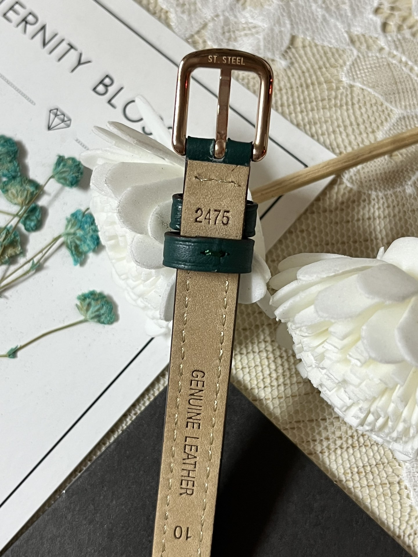 批💰180配盒
来咯[庆祝]来咯[庆祝]来咯[庆祝]请认准独家首发🔥🔥🔥COACH/蔻驰小方糖女士腕表，低调简约的时髦魅力，复古风时尚百搭，独具视觉美感、典雅而精致，轻奢又不失时尚潮范，方形简约日晖纹表盘配以简洁利落的流畅线条柔和而高级，以简约无数字表盘加以璀璨点缀的品牌马车图案，看似简约却不简单，令人一眼辨识毫不费力看起来就足够高级感满满，去掌握属于自己的节奏、张弛有度，日常通勤、度假聚会、随心随型演绎一种热爱生活 由内而外流露出时尚高级贵气之美，让你的风格极具辨识度也极具美感哦[玫瑰][玫瑰][玫瑰]真皮表带佩戴舒适柔软上手美美哒！30米生活防水，尺寸：22 mm,配专柜全套包装出货。