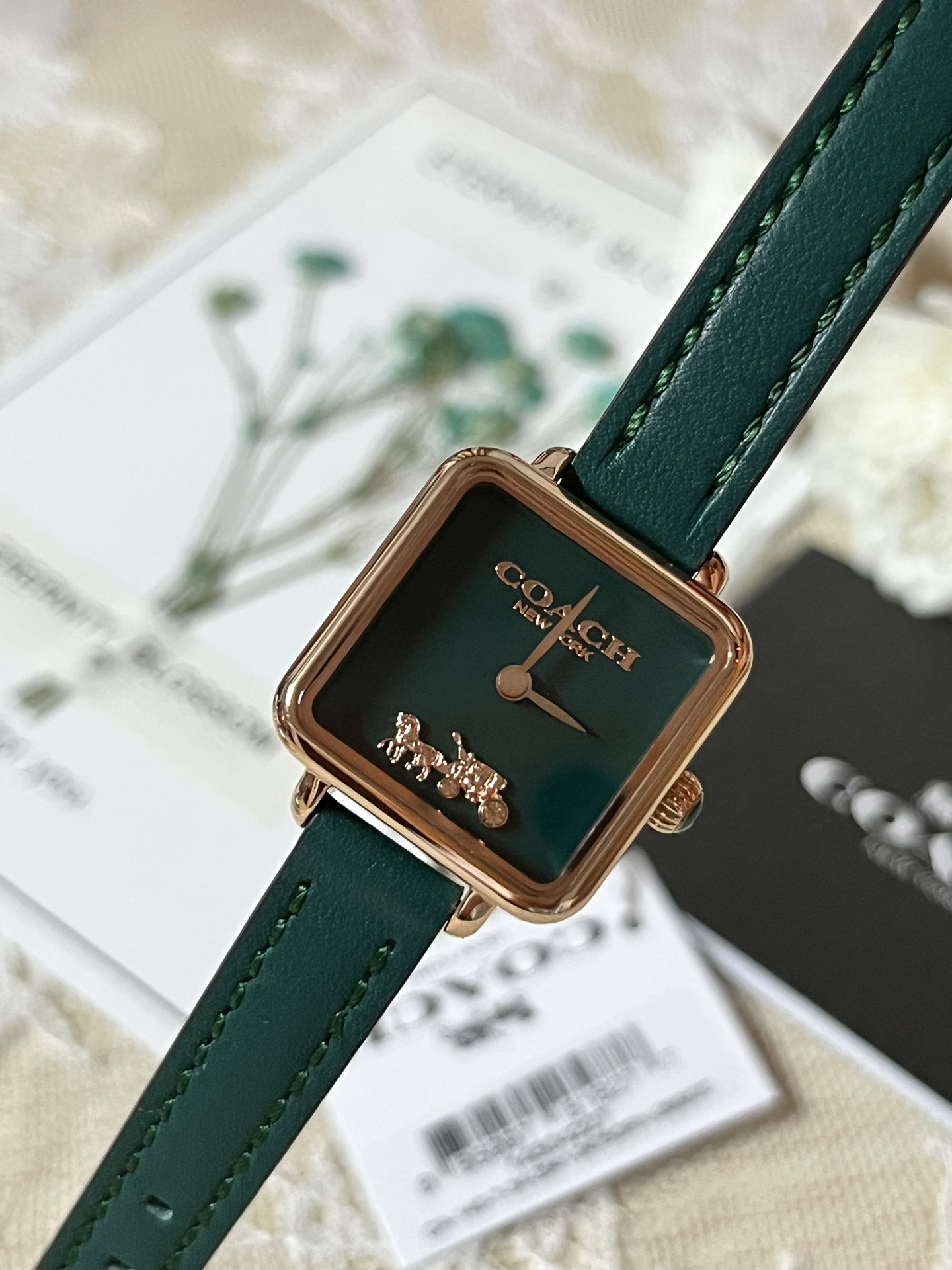 批💰180配盒
来咯[庆祝]来咯[庆祝]来咯[庆祝]请认准独家首发🔥🔥🔥COACH/蔻驰小方糖女士腕表，低调简约的时髦魅力，复古风时尚百搭，独具视觉美感、典雅而精致，轻奢又不失时尚潮范，方形简约日晖纹表盘配以简洁利落的流畅线条柔和而高级，以简约无数字表盘加以璀璨点缀的品牌马车图案，看似简约却不简单，令人一眼辨识毫不费力看起来就足够高级感满满，去掌握属于自己的节奏、张弛有度，日常通勤、度假聚会、随心随型演绎一种热爱生活 由内而外流露出时尚高级贵气之美，让你的风格极具辨识度也极具美感哦[玫瑰][玫瑰][玫瑰]真皮表带佩戴舒适柔软上手美美哒！30米生活防水，尺寸：22 mm,配专柜全套包装出货。