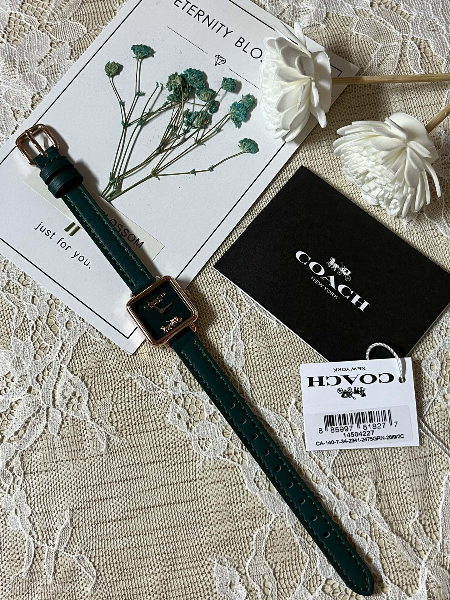 批💰180配盒
来咯[庆祝]来咯[庆祝]来咯[庆祝]请认准独家首发🔥🔥🔥COACH/蔻驰小方糖女士腕表，低调简约的时髦魅力，复古风时尚百搭，独具视觉美感、典雅而精致，轻奢又不失时尚潮范，方形简约日晖纹表盘配以简洁利落的流畅线条柔和而高级，以简约无数字表盘加以璀璨点缀的品牌马车图案，看似简约却不简单，令人一眼辨识毫不费力看起来就足够高级感满满，去掌握属于自己的节奏、张弛有度，日常通勤、度假聚会、随心随型演绎一种热爱生活 由内而外流露出时尚高级贵气之美，让你的风格极具辨识度也极具美感哦[玫瑰][玫瑰][玫瑰]真皮表带佩戴舒适柔软上手美美哒！30米生活防水，尺寸：22 mm,配专柜全套包装出货。