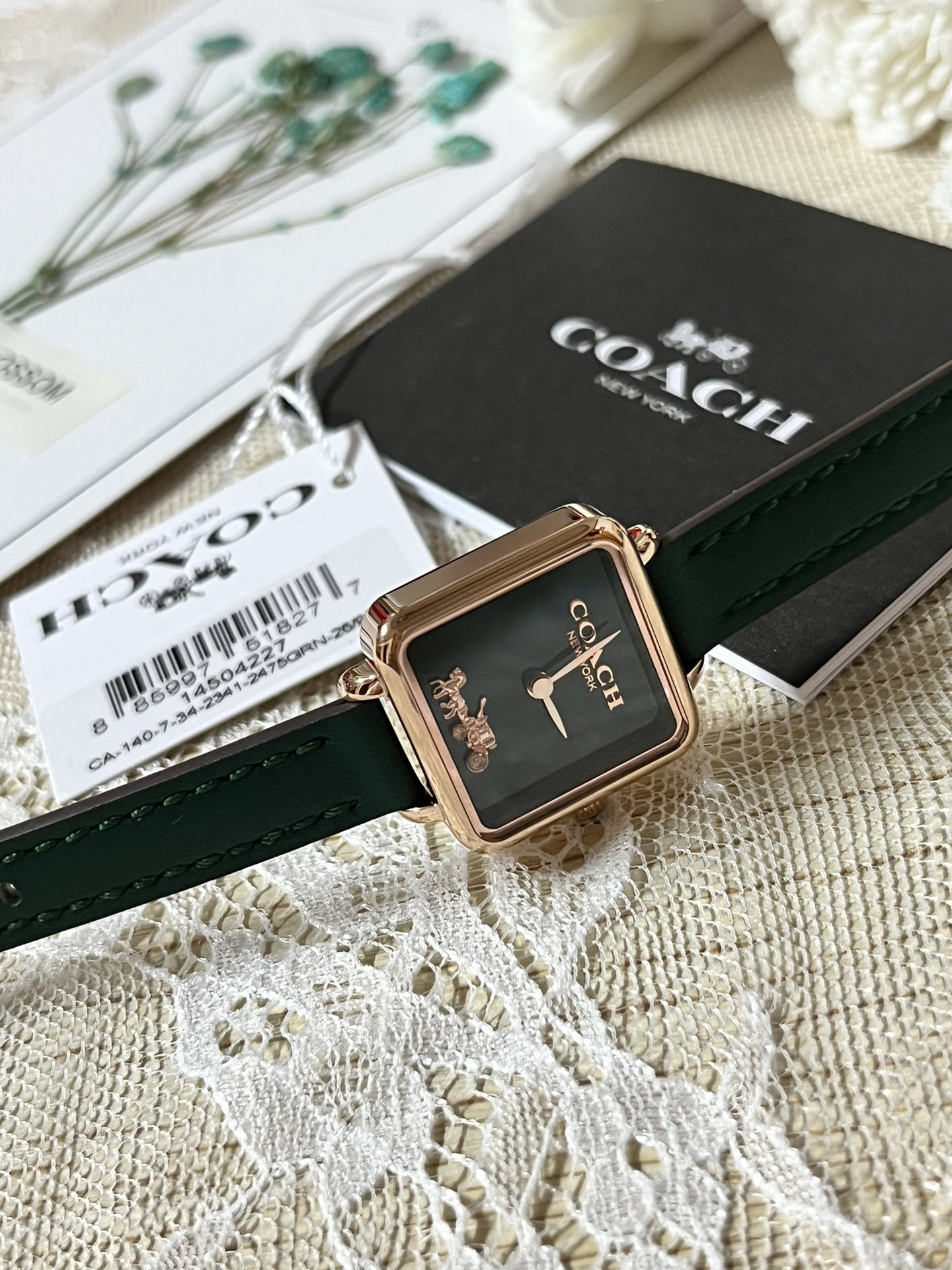 批💰180配盒
来咯[庆祝]来咯[庆祝]来咯[庆祝]请认准独家首发🔥🔥🔥COACH/蔻驰小方糖女士腕表，低调简约的时髦魅力，复古风时尚百搭，独具视觉美感、典雅而精致，轻奢又不失时尚潮范，方形简约日晖纹表盘配以简洁利落的流畅线条柔和而高级，以简约无数字表盘加以璀璨点缀的品牌马车图案，看似简约却不简单，令人一眼辨识毫不费力看起来就足够高级感满满，去掌握属于自己的节奏、张弛有度，日常通勤、度假聚会、随心随型演绎一种热爱生活 由内而外流露出时尚高级贵气之美，让你的风格极具辨识度也极具美感哦[玫瑰][玫瑰][玫瑰]真皮表带佩戴舒适柔软上手美美哒！30米生活防水，尺寸：22 mm,配专柜全套包装出货。