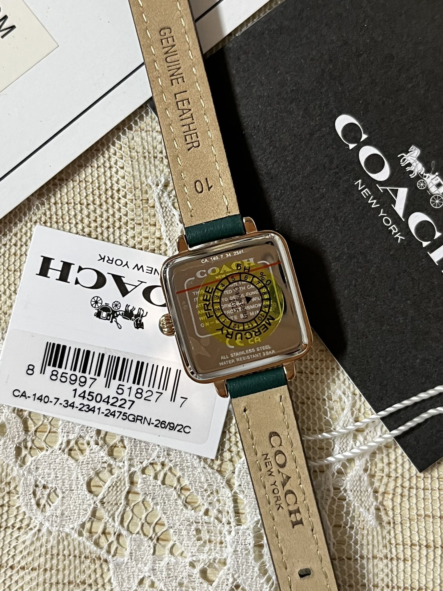 批💰180配盒
来咯[庆祝]来咯[庆祝]来咯[庆祝]请认准独家首发🔥🔥🔥COACH/蔻驰小方糖女士腕表，低调简约的时髦魅力，复古风时尚百搭，独具视觉美感、典雅而精致，轻奢又不失时尚潮范，方形简约日晖纹表盘配以简洁利落的流畅线条柔和而高级，以简约无数字表盘加以璀璨点缀的品牌马车图案，看似简约却不简单，令人一眼辨识毫不费力看起来就足够高级感满满，去掌握属于自己的节奏、张弛有度，日常通勤、度假聚会、随心随型演绎一种热爱生活 由内而外流露出时尚高级贵气之美，让你的风格极具辨识度也极具美感哦[玫瑰][玫瑰][玫瑰]真皮表带佩戴舒适柔软上手美美哒！30米生活防水，尺寸：22 mm,配专柜全套包装出货。