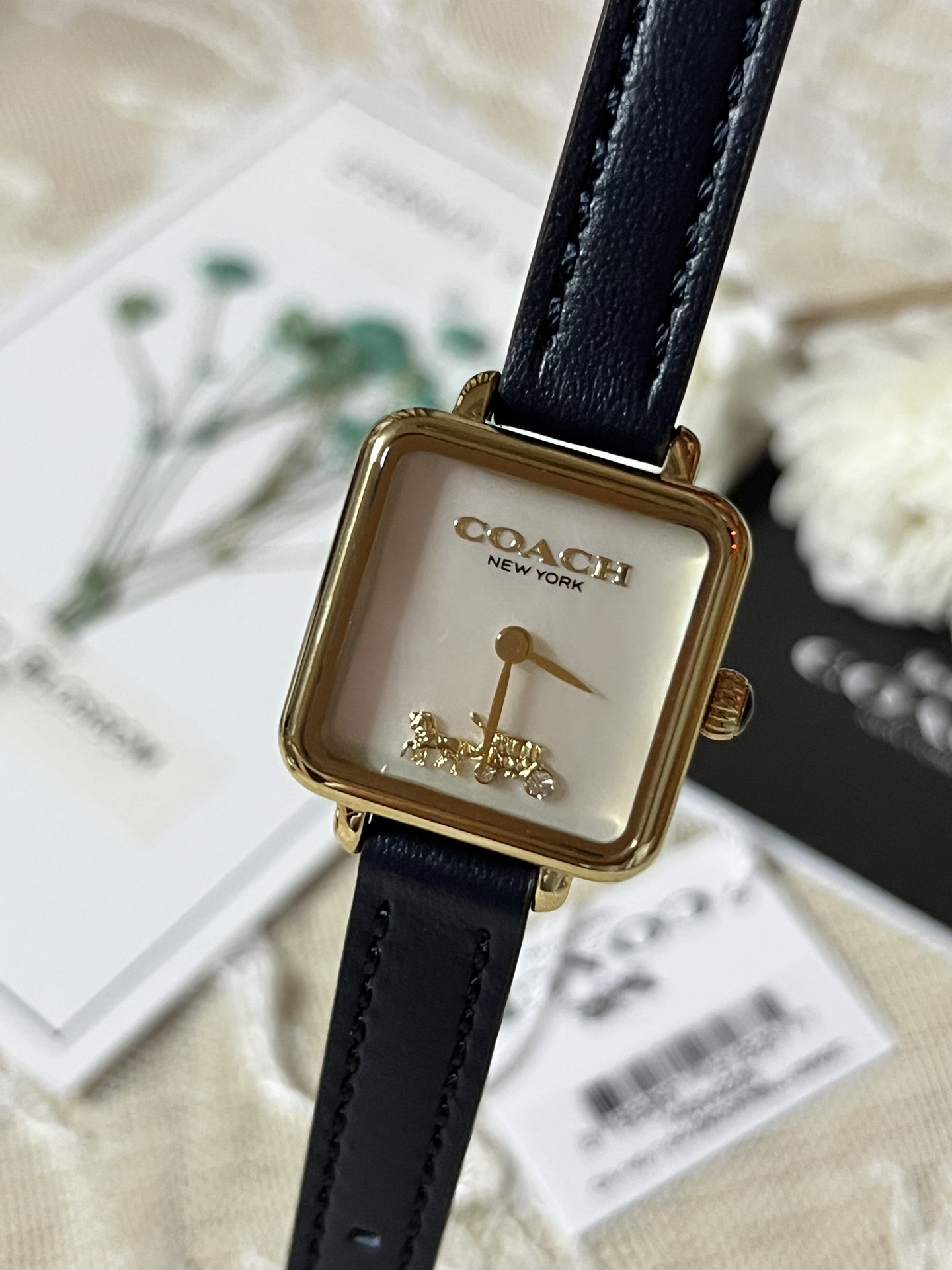 批💰180配盒
来咯[庆祝]来咯[庆祝]来咯[庆祝]请认准独家首发🔥🔥🔥COACH/蔻驰小方糖女士腕表，低调简约的时髦魅力，复古风时尚百搭，独具视觉美感、典雅而精致，轻奢又不失时尚潮范，方形简约日晖纹表盘配以简洁利落的流畅线条柔和而高级，以简约无数字表盘加以璀璨点缀的品牌马车图案，看似简约却不简单，令人一眼辨识毫不费力看起来就足够高级感满满，去掌握属于自己的节奏、张弛有度，日常通勤、度假聚会、随心随型演绎一种热爱生活 由内而外流露出时尚高级贵气之美，让你的风格极具辨识度也极具美感哦[玫瑰][玫瑰][玫瑰]真皮表带佩戴舒适柔软上手美美哒！30米生活防水，尺寸：22 mm,配专柜全套包装出货。