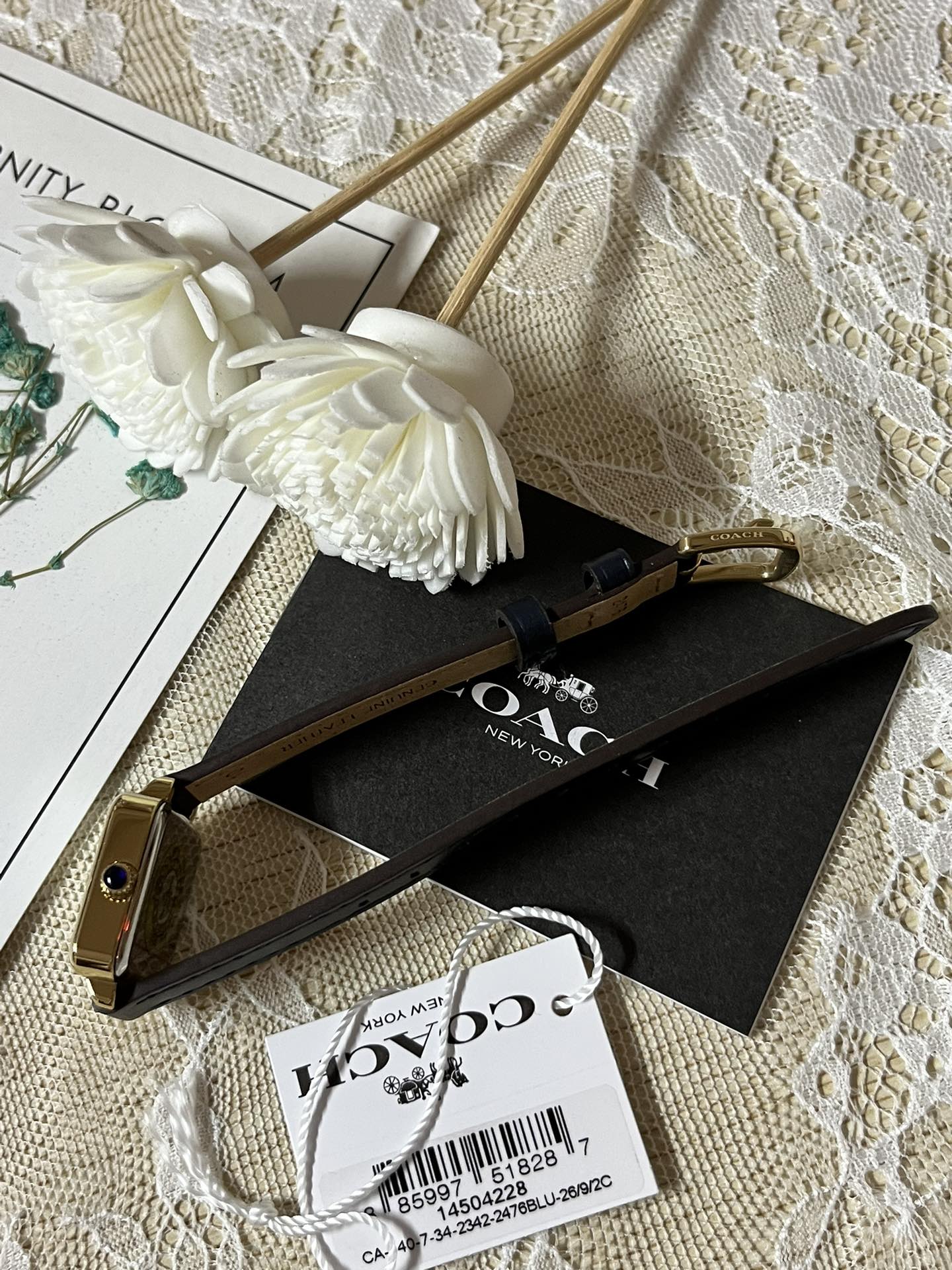 批💰180配盒
来咯[庆祝]来咯[庆祝]来咯[庆祝]请认准独家首发🔥🔥🔥COACH/蔻驰小方糖女士腕表，低调简约的时髦魅力，复古风时尚百搭，独具视觉美感、典雅而精致，轻奢又不失时尚潮范，方形简约日晖纹表盘配以简洁利落的流畅线条柔和而高级，以简约无数字表盘加以璀璨点缀的品牌马车图案，看似简约却不简单，令人一眼辨识毫不费力看起来就足够高级感满满，去掌握属于自己的节奏、张弛有度，日常通勤、度假聚会、随心随型演绎一种热爱生活 由内而外流露出时尚高级贵气之美，让你的风格极具辨识度也极具美感哦[玫瑰][玫瑰][玫瑰]真皮表带佩戴舒适柔软上手美美哒！30米生活防水，尺寸：22 mm,配专柜全套包装出货。