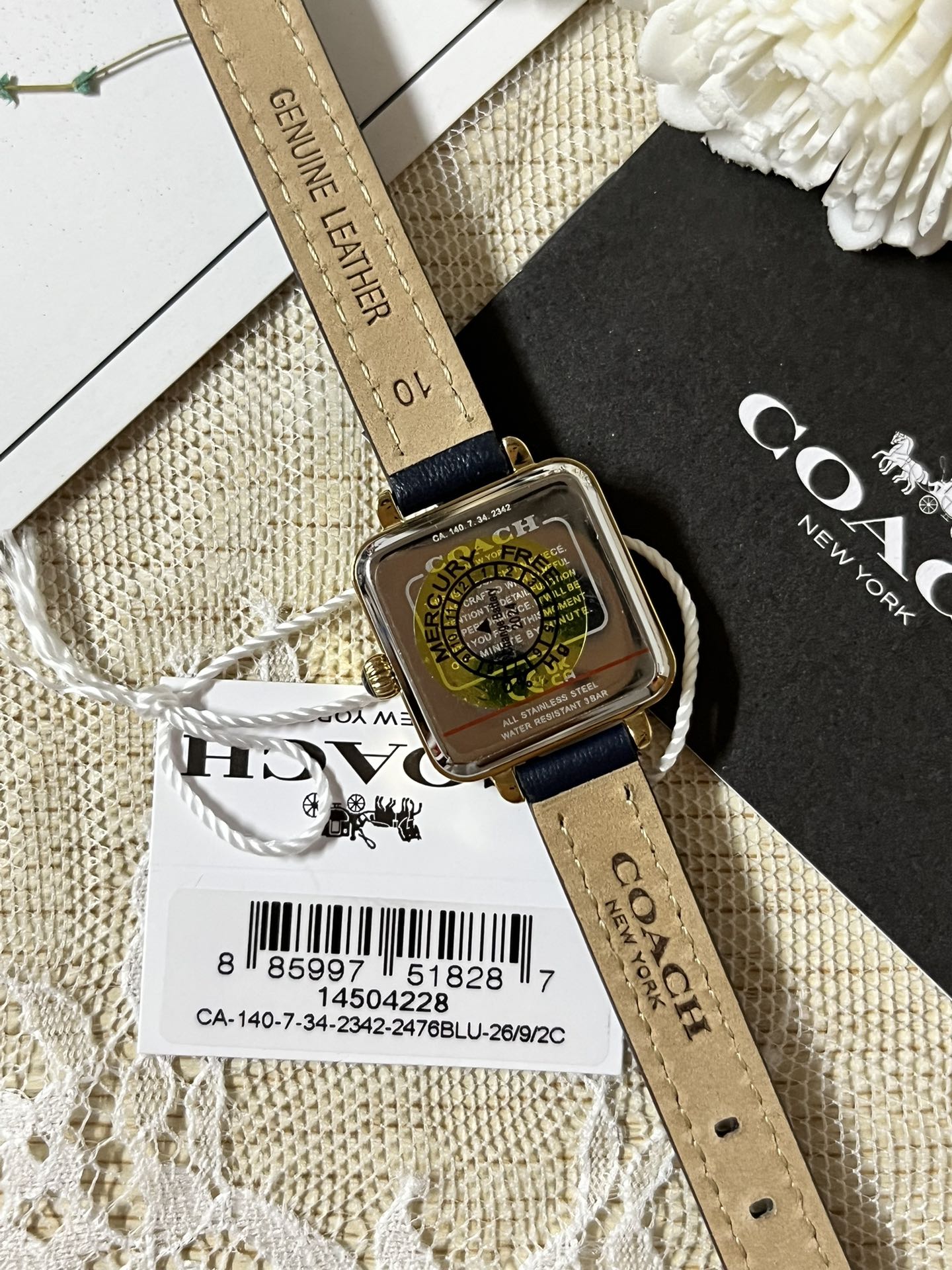 批💰180配盒
来咯[庆祝]来咯[庆祝]来咯[庆祝]请认准独家首发🔥🔥🔥COACH/蔻驰小方糖女士腕表，低调简约的时髦魅力，复古风时尚百搭，独具视觉美感、典雅而精致，轻奢又不失时尚潮范，方形简约日晖纹表盘配以简洁利落的流畅线条柔和而高级，以简约无数字表盘加以璀璨点缀的品牌马车图案，看似简约却不简单，令人一眼辨识毫不费力看起来就足够高级感满满，去掌握属于自己的节奏、张弛有度，日常通勤、度假聚会、随心随型演绎一种热爱生活 由内而外流露出时尚高级贵气之美，让你的风格极具辨识度也极具美感哦[玫瑰][玫瑰][玫瑰]真皮表带佩戴舒适柔软上手美美哒！30米生活防水，尺寸：22 mm,配专柜全套包装出货。