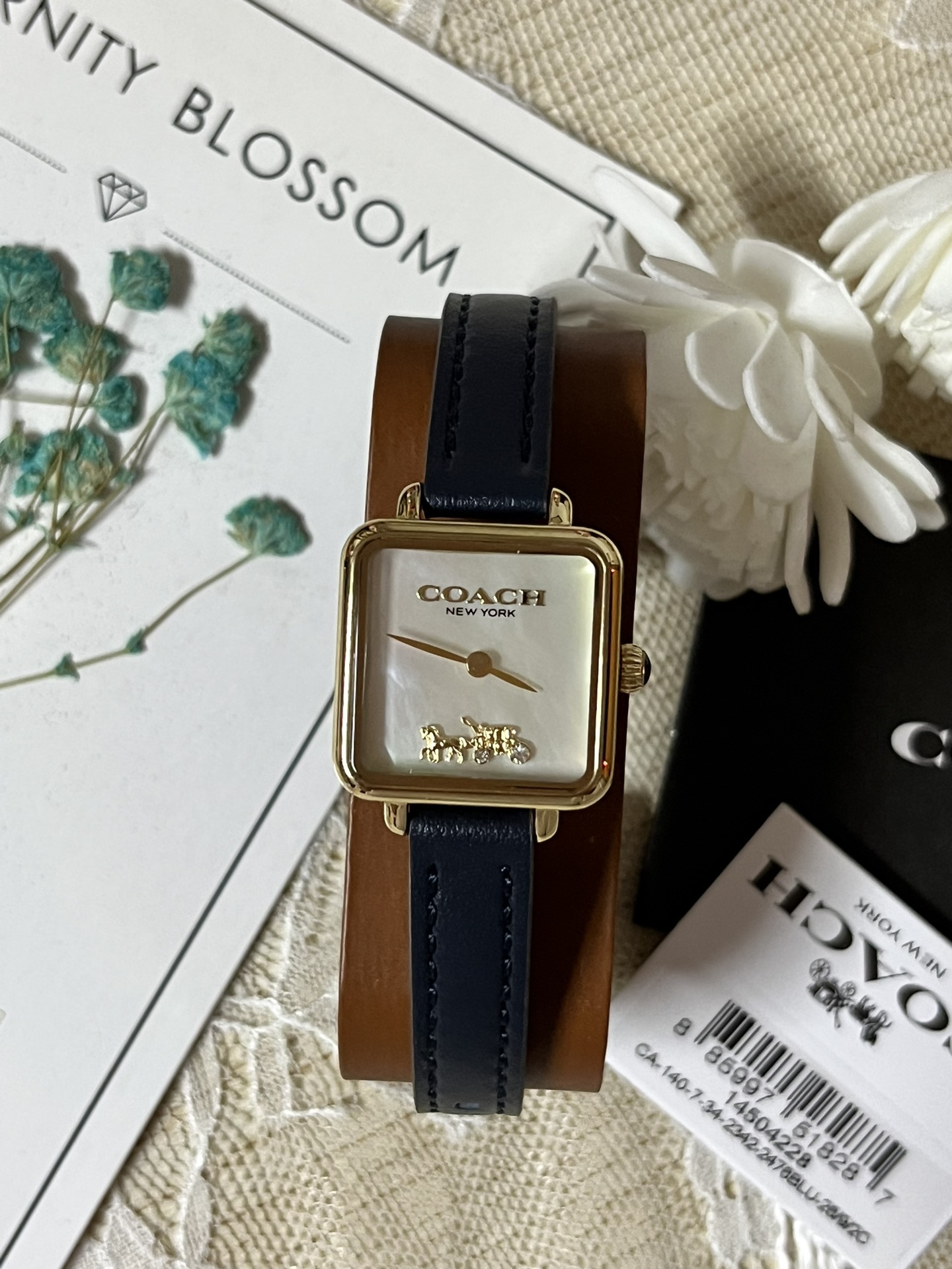 批💰180配盒
来咯[庆祝]来咯[庆祝]来咯[庆祝]请认准独家首发🔥🔥🔥COACH/蔻驰小方糖女士腕表，低调简约的时髦魅力，复古风时尚百搭，独具视觉美感、典雅而精致，轻奢又不失时尚潮范，方形简约日晖纹表盘配以简洁利落的流畅线条柔和而高级，以简约无数字表盘加以璀璨点缀的品牌马车图案，看似简约却不简单，令人一眼辨识毫不费力看起来就足够高级感满满，去掌握属于自己的节奏、张弛有度，日常通勤、度假聚会、随心随型演绎一种热爱生活 由内而外流露出时尚高级贵气之美，让你的风格极具辨识度也极具美感哦[玫瑰][玫瑰][玫瑰]真皮表带佩戴舒适柔软上手美美哒！30米生活防水，尺寸：22 mm,配专柜全套包装出货。