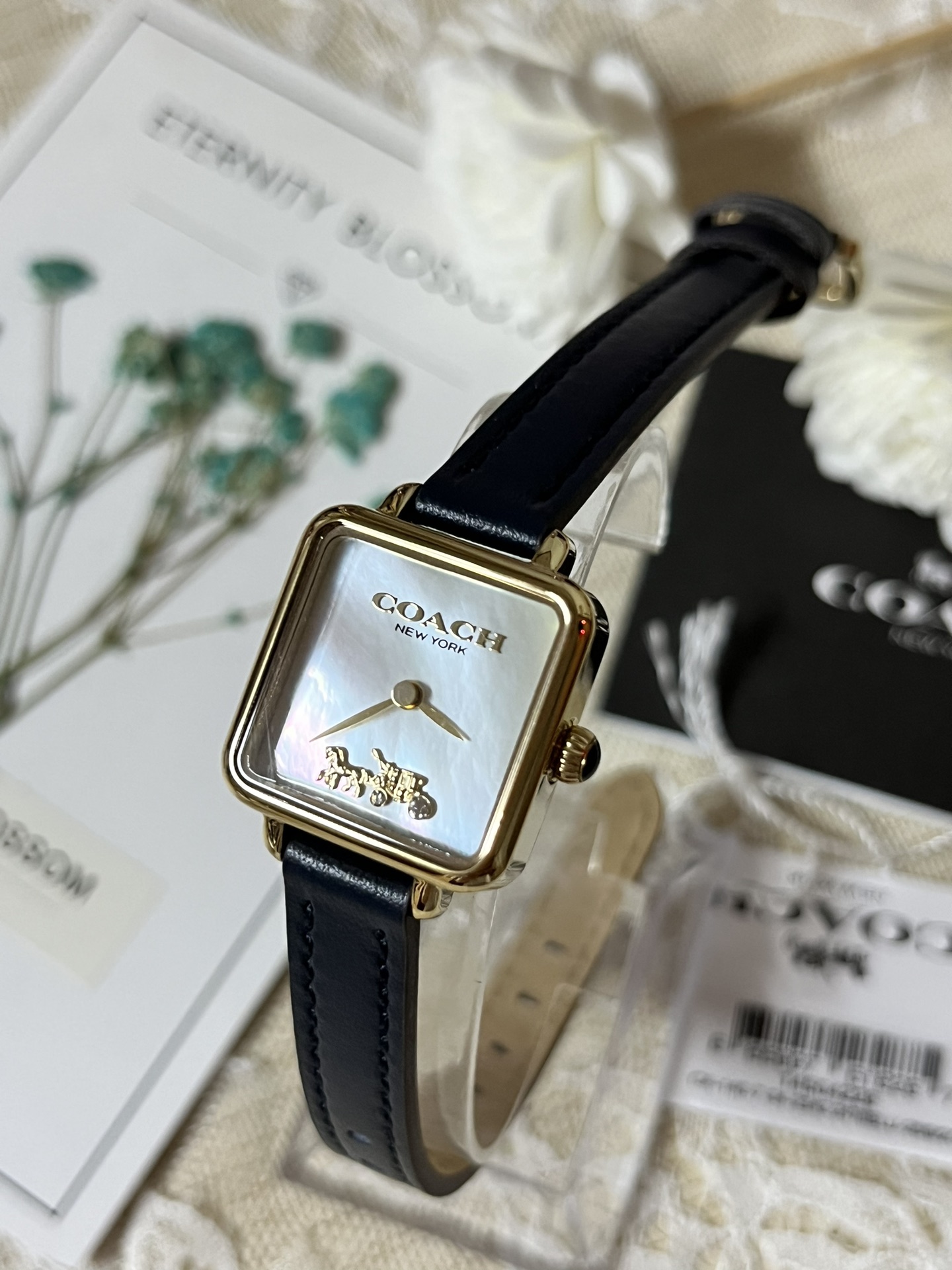 批💰180配盒
来咯[庆祝]来咯[庆祝]来咯[庆祝]请认准独家首发🔥🔥🔥COACH/蔻驰小方糖女士腕表，低调简约的时髦魅力，复古风时尚百搭，独具视觉美感、典雅而精致，轻奢又不失时尚潮范，方形简约日晖纹表盘配以简洁利落的流畅线条柔和而高级，以简约无数字表盘加以璀璨点缀的品牌马车图案，看似简约却不简单，令人一眼辨识毫不费力看起来就足够高级感满满，去掌握属于自己的节奏、张弛有度，日常通勤、度假聚会、随心随型演绎一种热爱生活 由内而外流露出时尚高级贵气之美，让你的风格极具辨识度也极具美感哦[玫瑰][玫瑰][玫瑰]真皮表带佩戴舒适柔软上手美美哒！30米生活防水，尺寸：22 mm,配专柜全套包装出货。