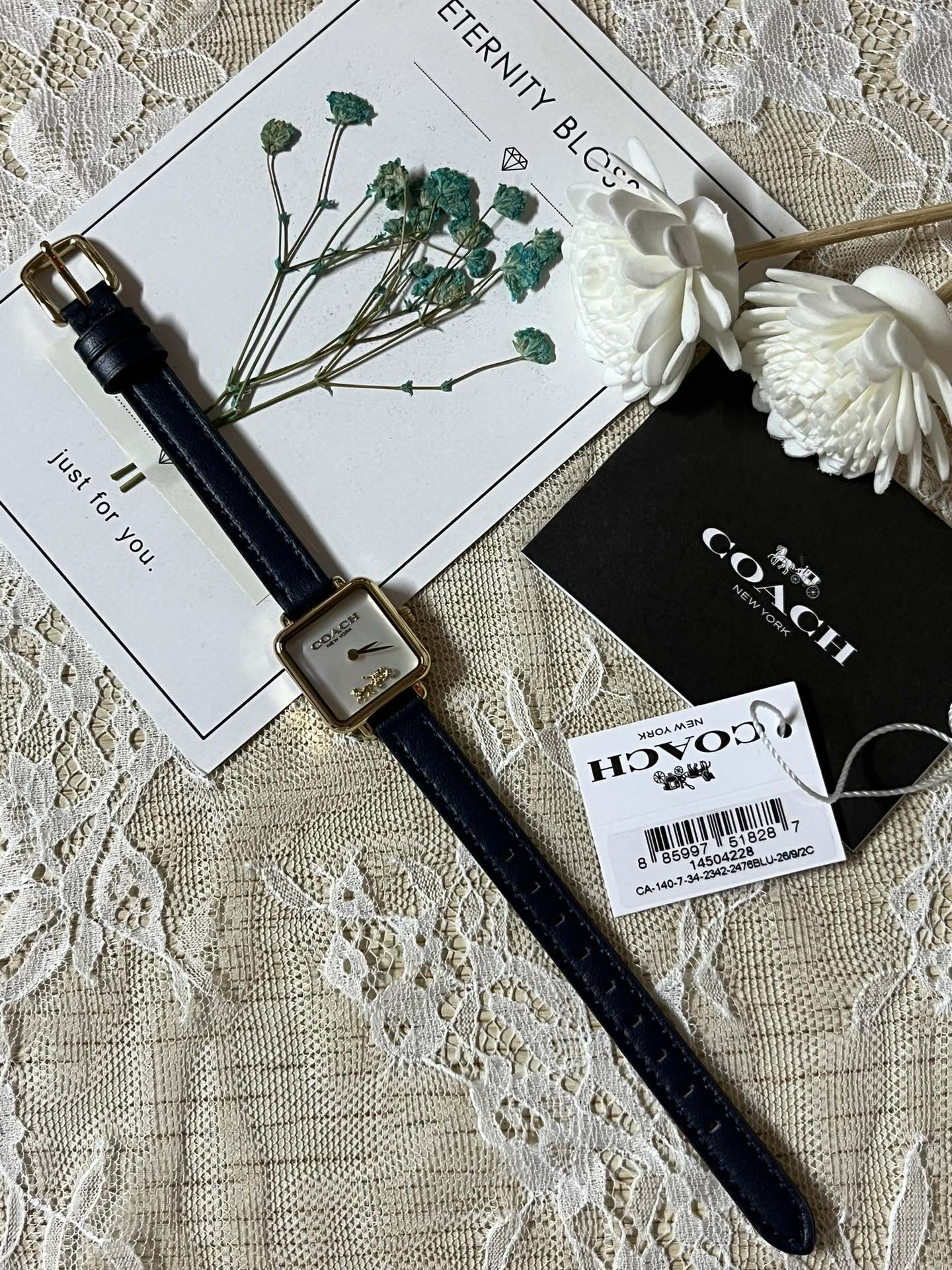 批💰180配盒
来咯[庆祝]来咯[庆祝]来咯[庆祝]请认准独家首发🔥🔥🔥COACH/蔻驰小方糖女士腕表，低调简约的时髦魅力，复古风时尚百搭，独具视觉美感、典雅而精致，轻奢又不失时尚潮范，方形简约日晖纹表盘配以简洁利落的流畅线条柔和而高级，以简约无数字表盘加以璀璨点缀的品牌马车图案，看似简约却不简单，令人一眼辨识毫不费力看起来就足够高级感满满，去掌握属于自己的节奏、张弛有度，日常通勤、度假聚会、随心随型演绎一种热爱生活 由内而外流露出时尚高级贵气之美，让你的风格极具辨识度也极具美感哦[玫瑰][玫瑰][玫瑰]真皮表带佩戴舒适柔软上手美美哒！30米生活防水，尺寸：22 mm,配专柜全套包装出货。