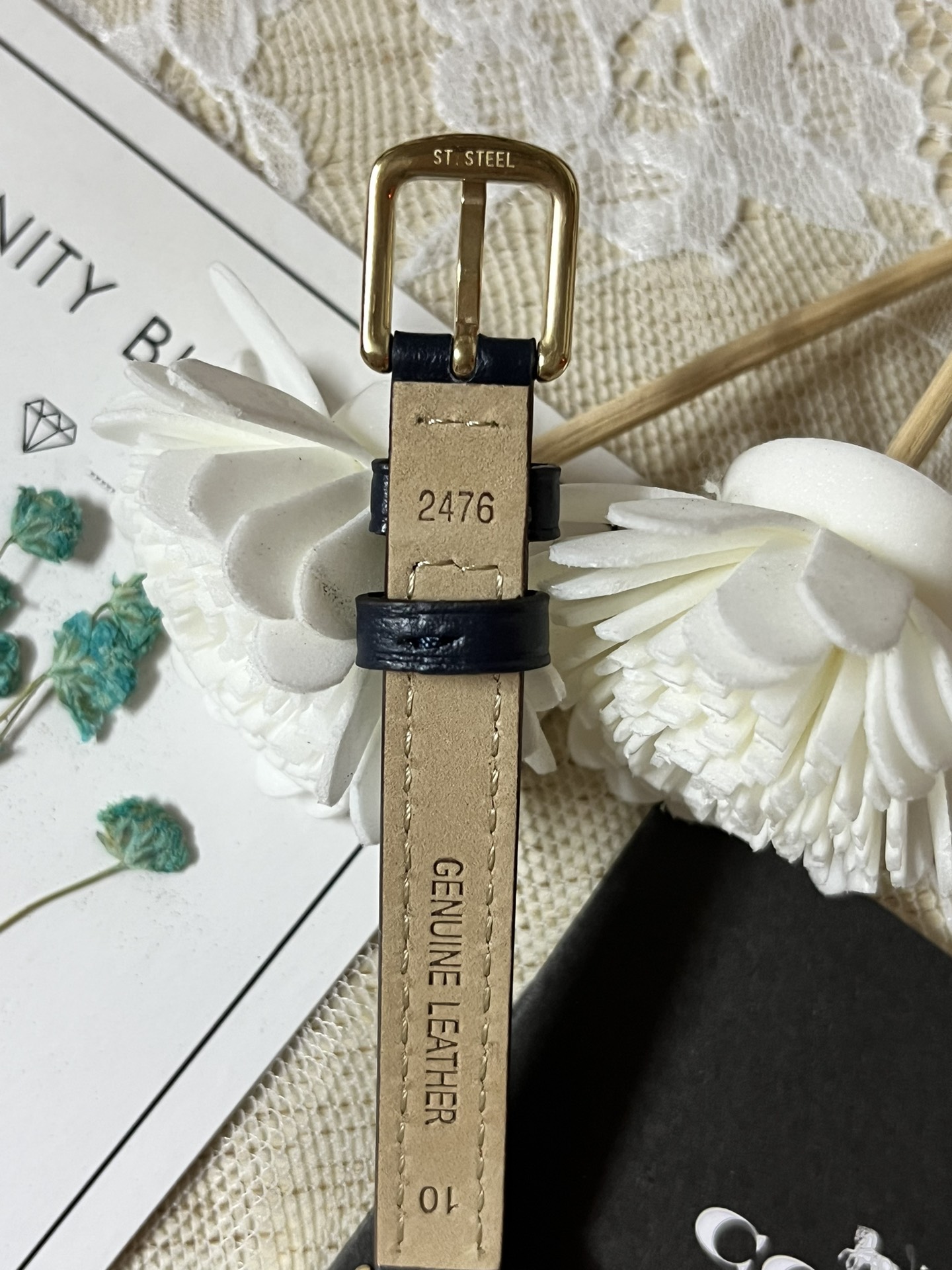 批💰180配盒
来咯[庆祝]来咯[庆祝]来咯[庆祝]请认准独家首发🔥🔥🔥COACH/蔻驰小方糖女士腕表，低调简约的时髦魅力，复古风时尚百搭，独具视觉美感、典雅而精致，轻奢又不失时尚潮范，方形简约日晖纹表盘配以简洁利落的流畅线条柔和而高级，以简约无数字表盘加以璀璨点缀的品牌马车图案，看似简约却不简单，令人一眼辨识毫不费力看起来就足够高级感满满，去掌握属于自己的节奏、张弛有度，日常通勤、度假聚会、随心随型演绎一种热爱生活 由内而外流露出时尚高级贵气之美，让你的风格极具辨识度也极具美感哦[玫瑰][玫瑰][玫瑰]真皮表带佩戴舒适柔软上手美美哒！30米生活防水，尺寸：22 mm,配专柜全套包装出货。