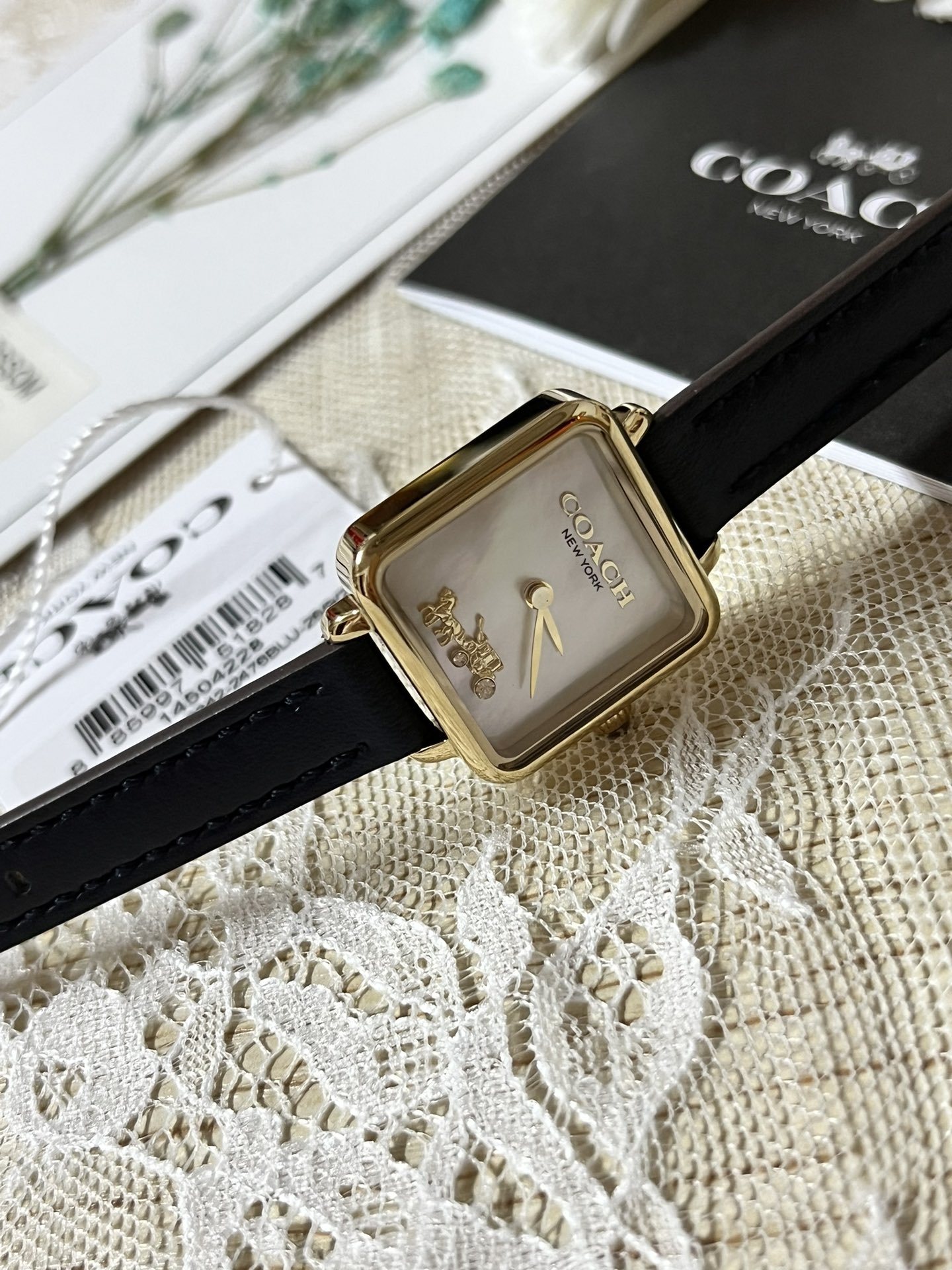 批💰180配盒
来咯[庆祝]来咯[庆祝]来咯[庆祝]请认准独家首发🔥🔥🔥COACH/蔻驰小方糖女士腕表，低调简约的时髦魅力，复古风时尚百搭，独具视觉美感、典雅而精致，轻奢又不失时尚潮范，方形简约日晖纹表盘配以简洁利落的流畅线条柔和而高级，以简约无数字表盘加以璀璨点缀的品牌马车图案，看似简约却不简单，令人一眼辨识毫不费力看起来就足够高级感满满，去掌握属于自己的节奏、张弛有度，日常通勤、度假聚会、随心随型演绎一种热爱生活 由内而外流露出时尚高级贵气之美，让你的风格极具辨识度也极具美感哦[玫瑰][玫瑰][玫瑰]真皮表带佩戴舒适柔软上手美美哒！30米生活防水，尺寸：22 mm,配专柜全套包装出货。