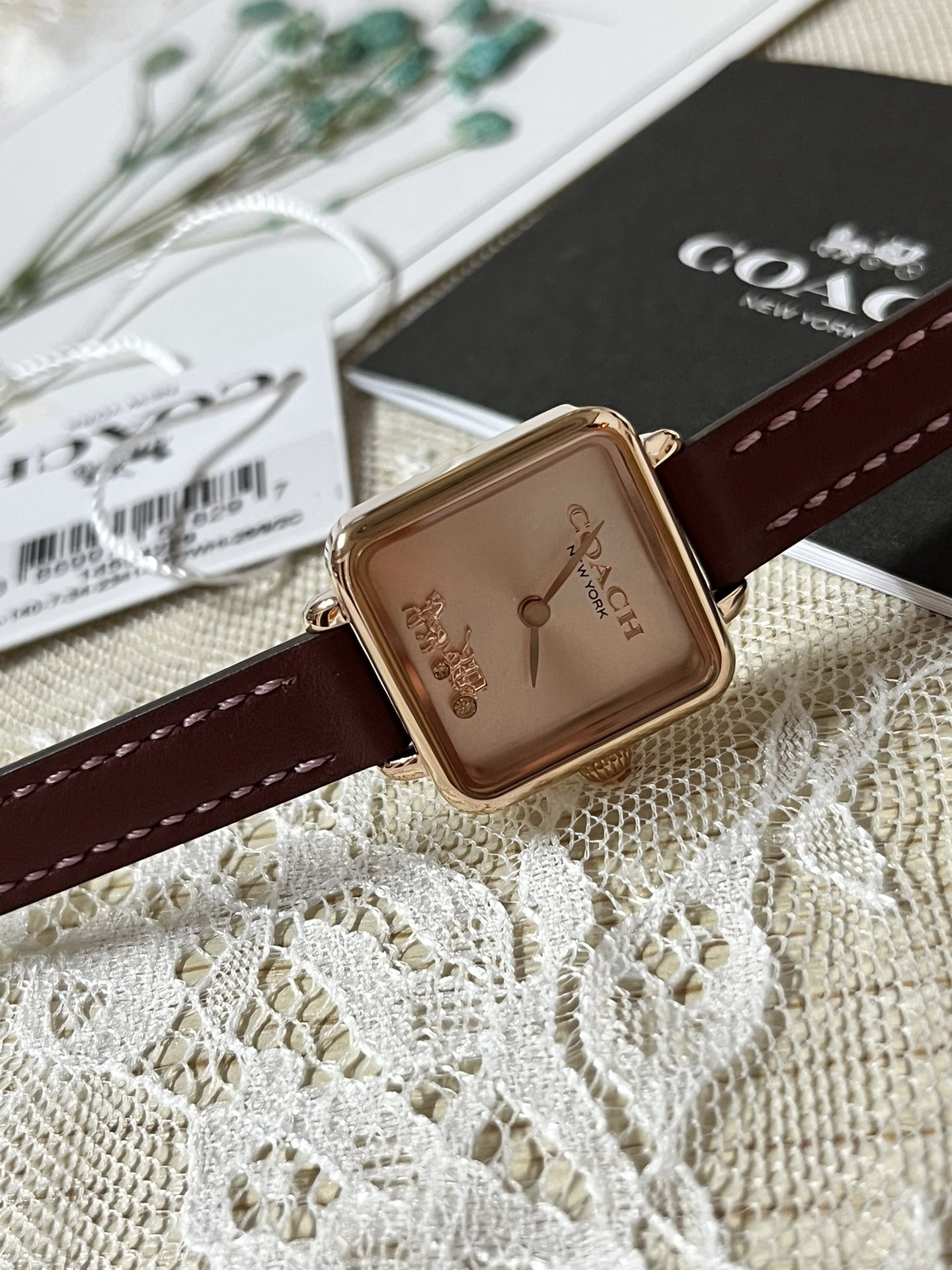 批💰180配盒
来咯[庆祝]来咯[庆祝]来咯[庆祝]请认准独家首发🔥🔥🔥COACH/蔻驰小方糖女士腕表，低调简约的时髦魅力，复古风时尚百搭，独具视觉美感、典雅而精致，轻奢又不失时尚潮范，方形简约日晖纹表盘配以简洁利落的流畅线条柔和而高级，以简约无数字表盘加以璀璨点缀的品牌马车图案，看似简约却不简单，令人一眼辨识毫不费力看起来就足够高级感满满，去掌握属于自己的节奏、张弛有度，日常通勤、度假聚会、随心随型演绎一种热爱生活 由内而外流露出时尚高级贵气之美，让你的风格极具辨识度也极具美感哦[玫瑰][玫瑰][玫瑰]真皮表带佩戴舒适柔软上手美美哒！30米生活防水，尺寸：22 mm,配专柜全套包装出货。