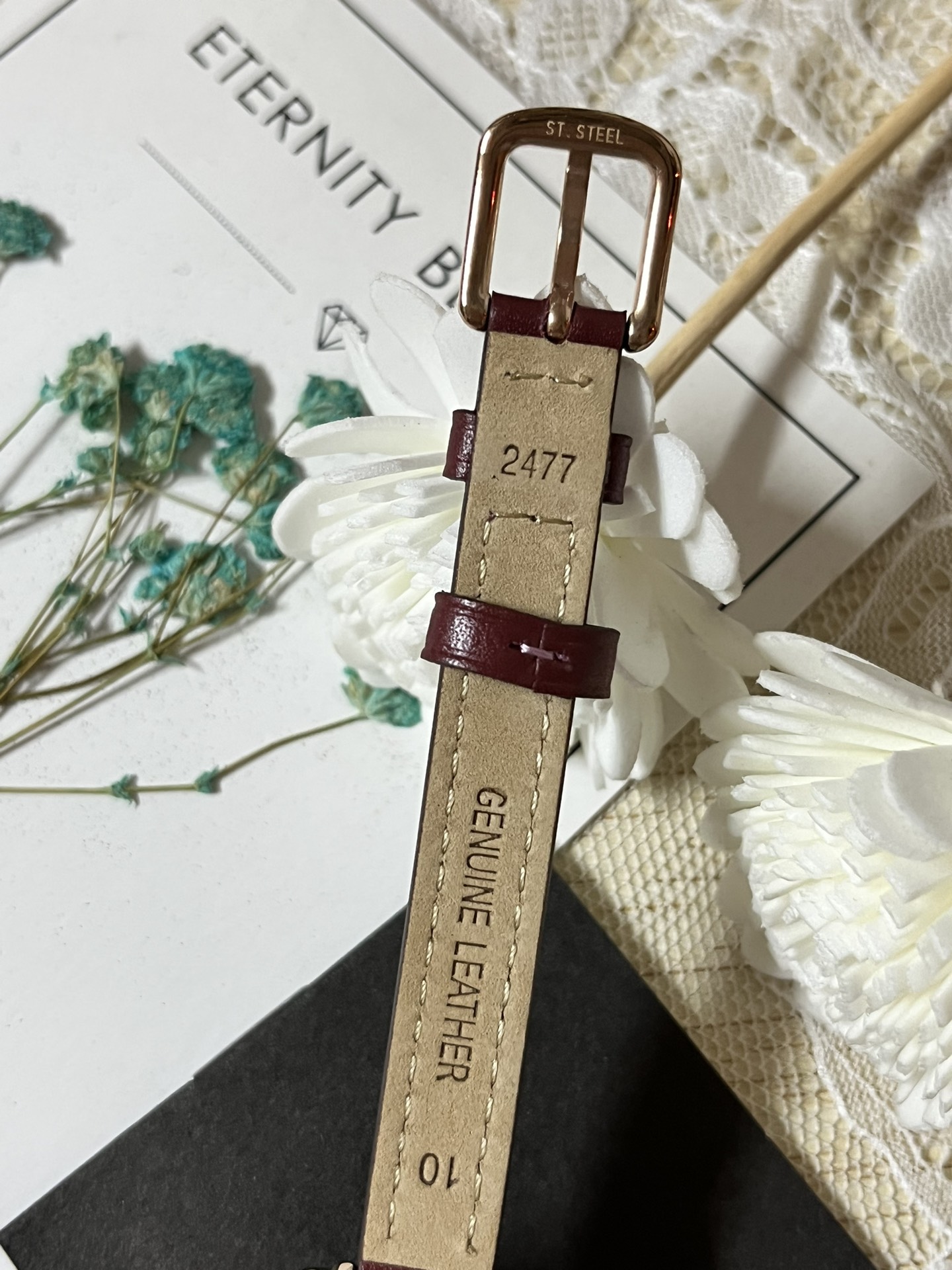 批💰180配盒
来咯[庆祝]来咯[庆祝]来咯[庆祝]请认准独家首发🔥🔥🔥COACH/蔻驰小方糖女士腕表，低调简约的时髦魅力，复古风时尚百搭，独具视觉美感、典雅而精致，轻奢又不失时尚潮范，方形简约日晖纹表盘配以简洁利落的流畅线条柔和而高级，以简约无数字表盘加以璀璨点缀的品牌马车图案，看似简约却不简单，令人一眼辨识毫不费力看起来就足够高级感满满，去掌握属于自己的节奏、张弛有度，日常通勤、度假聚会、随心随型演绎一种热爱生活 由内而外流露出时尚高级贵气之美，让你的风格极具辨识度也极具美感哦[玫瑰][玫瑰][玫瑰]真皮表带佩戴舒适柔软上手美美哒！30米生活防水，尺寸：22 mm,配专柜全套包装出货。