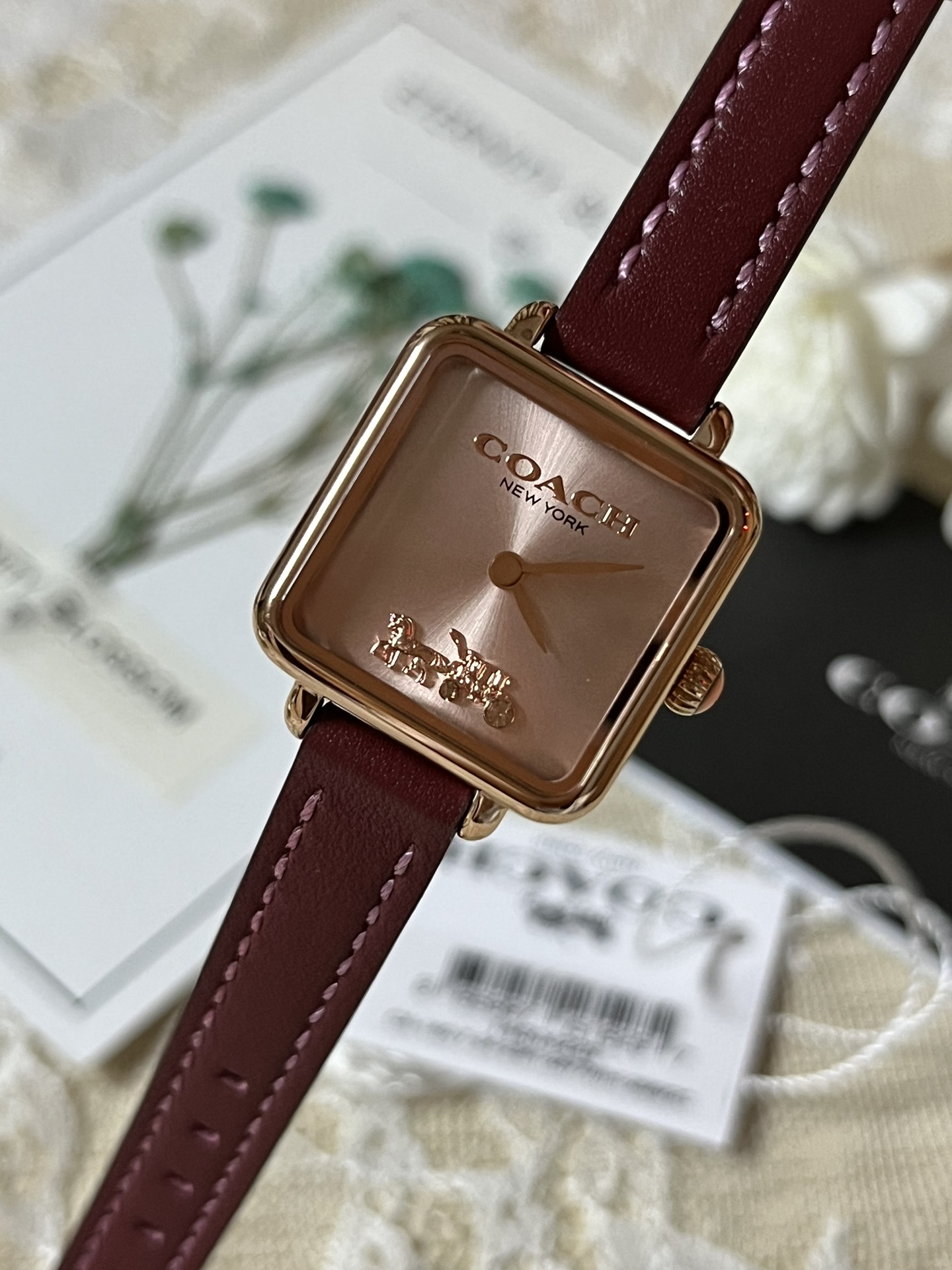 批💰180配盒
来咯[庆祝]来咯[庆祝]来咯[庆祝]请认准独家首发🔥🔥🔥COACH/蔻驰小方糖女士腕表，低调简约的时髦魅力，复古风时尚百搭，独具视觉美感、典雅而精致，轻奢又不失时尚潮范，方形简约日晖纹表盘配以简洁利落的流畅线条柔和而高级，以简约无数字表盘加以璀璨点缀的品牌马车图案，看似简约却不简单，令人一眼辨识毫不费力看起来就足够高级感满满，去掌握属于自己的节奏、张弛有度，日常通勤、度假聚会、随心随型演绎一种热爱生活 由内而外流露出时尚高级贵气之美，让你的风格极具辨识度也极具美感哦[玫瑰][玫瑰][玫瑰]真皮表带佩戴舒适柔软上手美美哒！30米生活防水，尺寸：22 mm,配专柜全套包装出货。