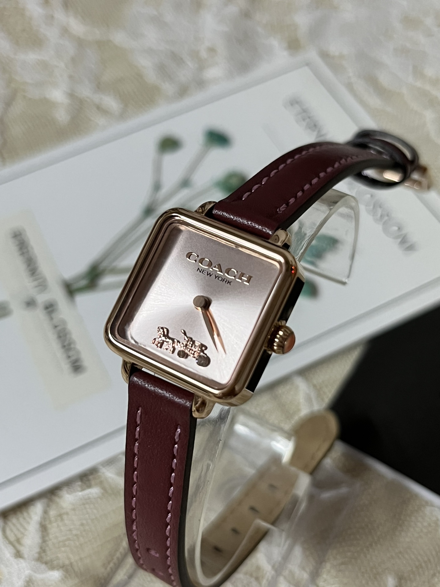 批💰180配盒
来咯[庆祝]来咯[庆祝]来咯[庆祝]请认准独家首发🔥🔥🔥COACH/蔻驰小方糖女士腕表，低调简约的时髦魅力，复古风时尚百搭，独具视觉美感、典雅而精致，轻奢又不失时尚潮范，方形简约日晖纹表盘配以简洁利落的流畅线条柔和而高级，以简约无数字表盘加以璀璨点缀的品牌马车图案，看似简约却不简单，令人一眼辨识毫不费力看起来就足够高级感满满，去掌握属于自己的节奏、张弛有度，日常通勤、度假聚会、随心随型演绎一种热爱生活 由内而外流露出时尚高级贵气之美，让你的风格极具辨识度也极具美感哦[玫瑰][玫瑰][玫瑰]真皮表带佩戴舒适柔软上手美美哒！30米生活防水，尺寸：22 mm,配专柜全套包装出货。