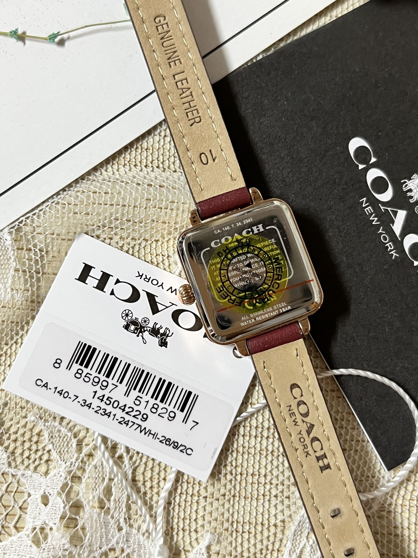 批💰180配盒
来咯[庆祝]来咯[庆祝]来咯[庆祝]请认准独家首发🔥🔥🔥COACH/蔻驰小方糖女士腕表，低调简约的时髦魅力，复古风时尚百搭，独具视觉美感、典雅而精致，轻奢又不失时尚潮范，方形简约日晖纹表盘配以简洁利落的流畅线条柔和而高级，以简约无数字表盘加以璀璨点缀的品牌马车图案，看似简约却不简单，令人一眼辨识毫不费力看起来就足够高级感满满，去掌握属于自己的节奏、张弛有度，日常通勤、度假聚会、随心随型演绎一种热爱生活 由内而外流露出时尚高级贵气之美，让你的风格极具辨识度也极具美感哦[玫瑰][玫瑰][玫瑰]真皮表带佩戴舒适柔软上手美美哒！30米生活防水，尺寸：22 mm,配专柜全套包装出货。