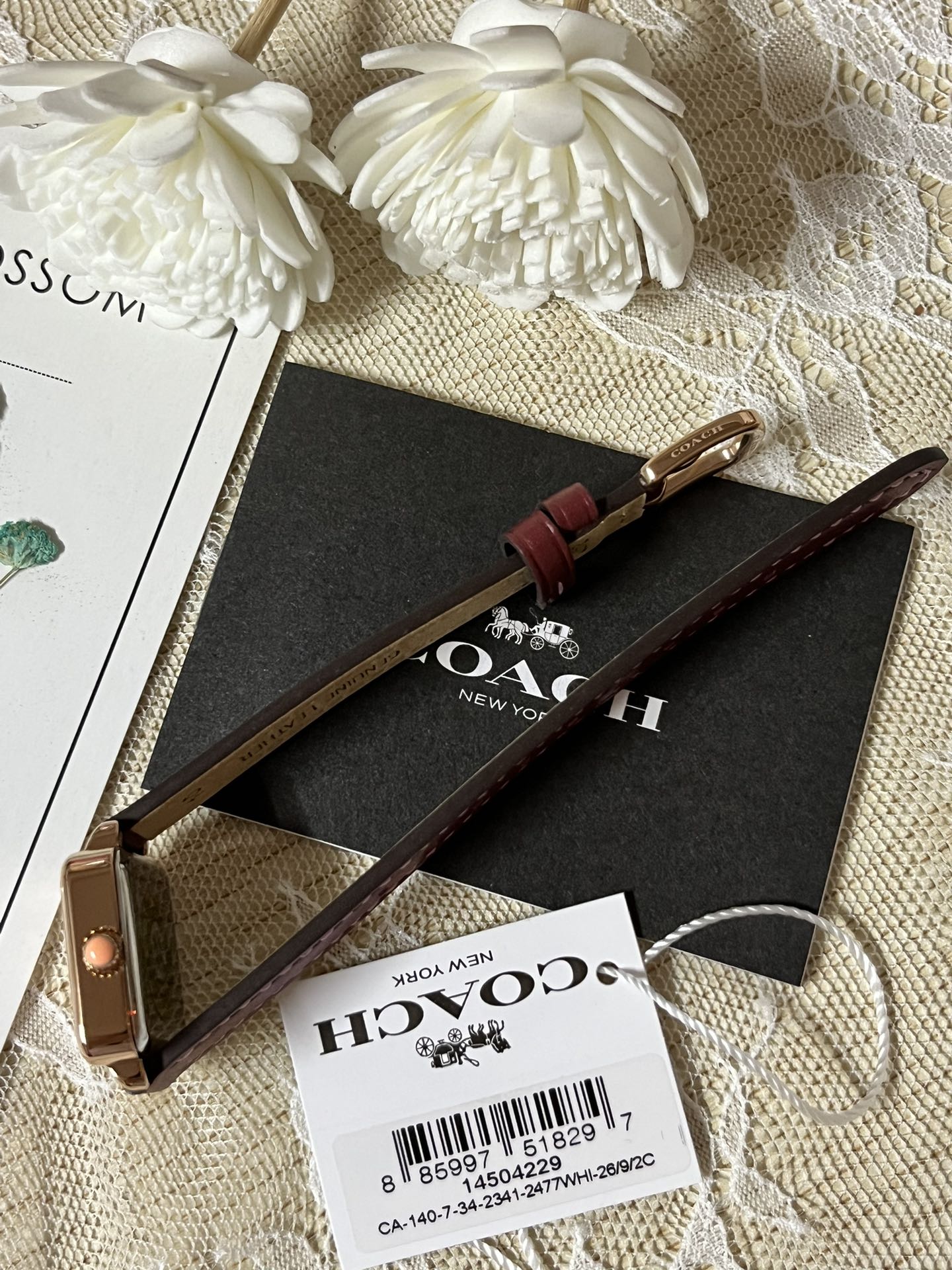 批💰180配盒
来咯[庆祝]来咯[庆祝]来咯[庆祝]请认准独家首发🔥🔥🔥COACH/蔻驰小方糖女士腕表，低调简约的时髦魅力，复古风时尚百搭，独具视觉美感、典雅而精致，轻奢又不失时尚潮范，方形简约日晖纹表盘配以简洁利落的流畅线条柔和而高级，以简约无数字表盘加以璀璨点缀的品牌马车图案，看似简约却不简单，令人一眼辨识毫不费力看起来就足够高级感满满，去掌握属于自己的节奏、张弛有度，日常通勤、度假聚会、随心随型演绎一种热爱生活 由内而外流露出时尚高级贵气之美，让你的风格极具辨识度也极具美感哦[玫瑰][玫瑰][玫瑰]真皮表带佩戴舒适柔软上手美美哒！30米生活防水，尺寸：22 mm,配专柜全套包装出货。