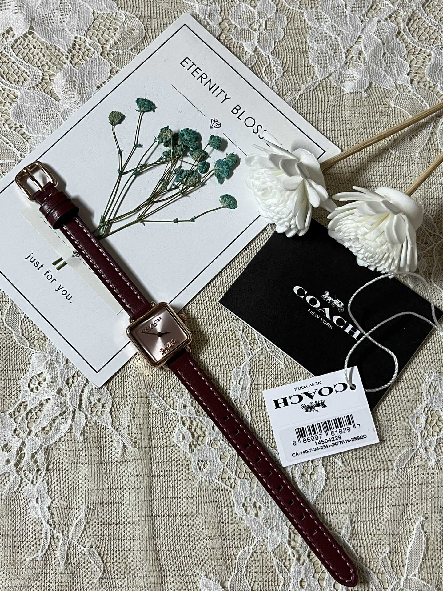 批💰180配盒
来咯[庆祝]来咯[庆祝]来咯[庆祝]请认准独家首发🔥🔥🔥COACH/蔻驰小方糖女士腕表，低调简约的时髦魅力，复古风时尚百搭，独具视觉美感、典雅而精致，轻奢又不失时尚潮范，方形简约日晖纹表盘配以简洁利落的流畅线条柔和而高级，以简约无数字表盘加以璀璨点缀的品牌马车图案，看似简约却不简单，令人一眼辨识毫不费力看起来就足够高级感满满，去掌握属于自己的节奏、张弛有度，日常通勤、度假聚会、随心随型演绎一种热爱生活 由内而外流露出时尚高级贵气之美，让你的风格极具辨识度也极具美感哦[玫瑰][玫瑰][玫瑰]真皮表带佩戴舒适柔软上手美美哒！30米生活防水，尺寸：22 mm,配专柜全套包装出货。