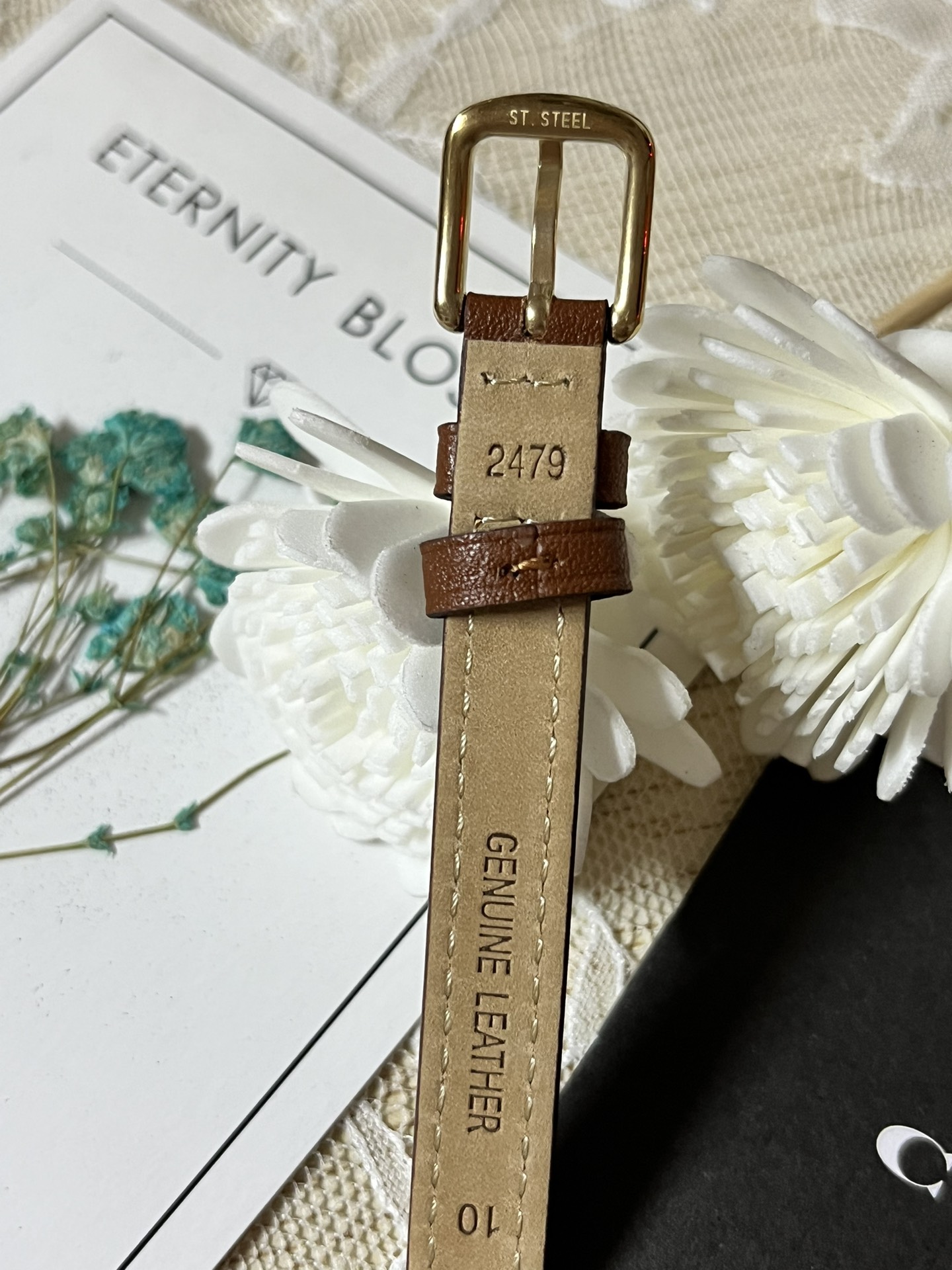 批💰180配盒
来咯[庆祝]来咯[庆祝]来咯[庆祝]请认准独家首发🔥🔥🔥COACH/蔻驰小方糖女士腕表，低调简约的时髦魅力，复古风时尚百搭，独具视觉美感、典雅而精致，轻奢又不失时尚潮范，方形简约日晖纹表盘配以简洁利落的流畅线条柔和而高级，以简约无数字表盘加以璀璨点缀的品牌马车图案，看似简约却不简单，令人一眼辨识毫不费力看起来就足够高级感满满，去掌握属于自己的节奏、张弛有度，日常通勤、度假聚会、随心随型演绎一种热爱生活 由内而外流露出时尚高级贵气之美，让你的风格极具辨识度也极具美感哦[玫瑰][玫瑰][玫瑰]真皮表带佩戴舒适柔软上手美美哒！30米生活防水，尺寸：22 mm,配专柜全套包装出货。