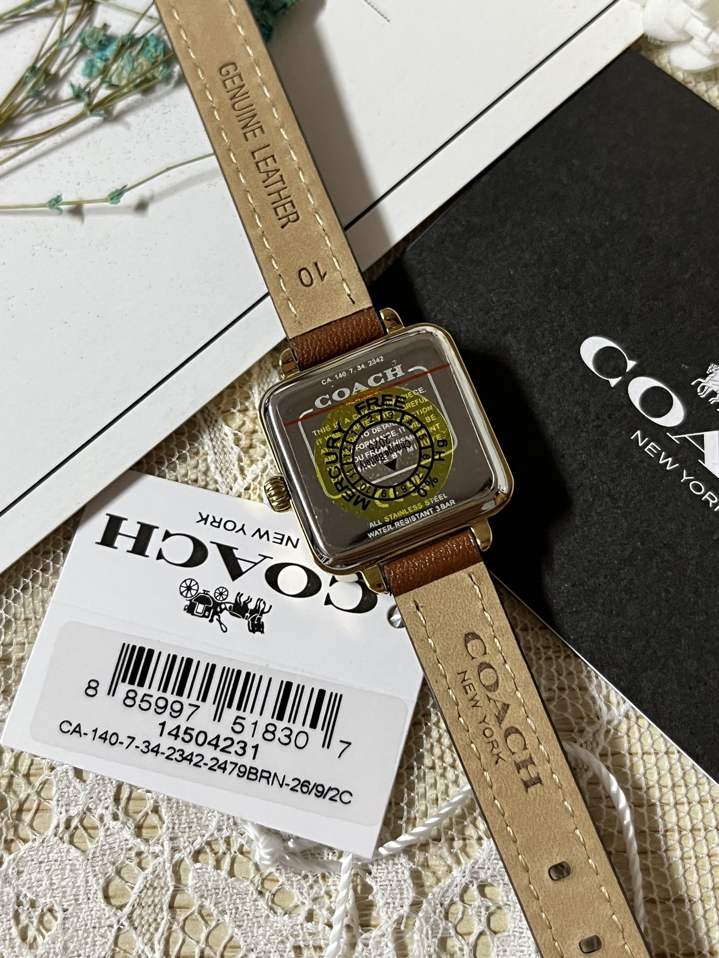 批💰180配盒
来咯[庆祝]来咯[庆祝]来咯[庆祝]请认准独家首发🔥🔥🔥COACH/蔻驰小方糖女士腕表，低调简约的时髦魅力，复古风时尚百搭，独具视觉美感、典雅而精致，轻奢又不失时尚潮范，方形简约日晖纹表盘配以简洁利落的流畅线条柔和而高级，以简约无数字表盘加以璀璨点缀的品牌马车图案，看似简约却不简单，令人一眼辨识毫不费力看起来就足够高级感满满，去掌握属于自己的节奏、张弛有度，日常通勤、度假聚会、随心随型演绎一种热爱生活 由内而外流露出时尚高级贵气之美，让你的风格极具辨识度也极具美感哦[玫瑰][玫瑰][玫瑰]真皮表带佩戴舒适柔软上手美美哒！30米生活防水，尺寸：22 mm,配专柜全套包装出货。