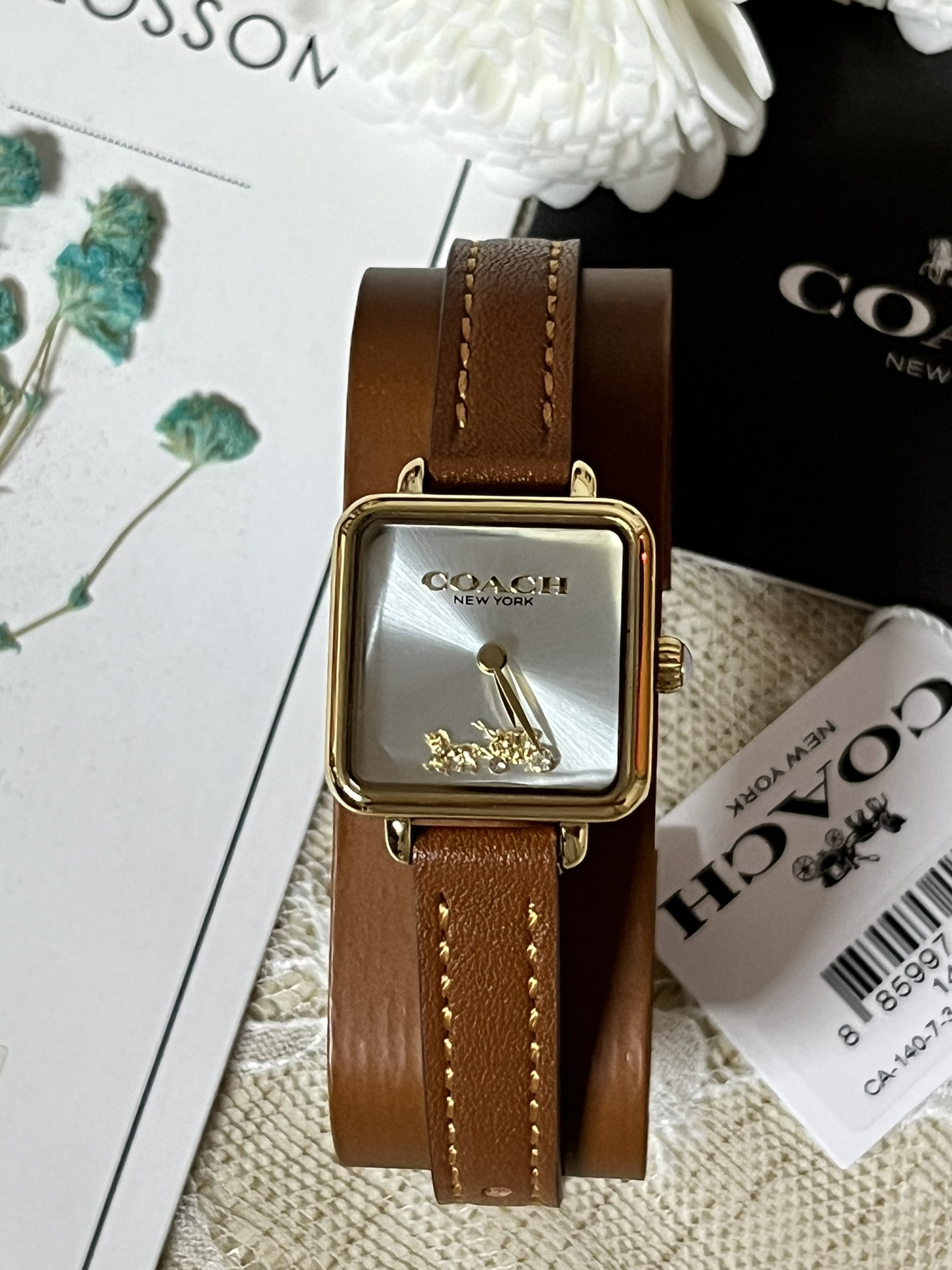 批💰180配盒
来咯[庆祝]来咯[庆祝]来咯[庆祝]请认准独家首发🔥🔥🔥COACH/蔻驰小方糖女士腕表，低调简约的时髦魅力，复古风时尚百搭，独具视觉美感、典雅而精致，轻奢又不失时尚潮范，方形简约日晖纹表盘配以简洁利落的流畅线条柔和而高级，以简约无数字表盘加以璀璨点缀的品牌马车图案，看似简约却不简单，令人一眼辨识毫不费力看起来就足够高级感满满，去掌握属于自己的节奏、张弛有度，日常通勤、度假聚会、随心随型演绎一种热爱生活 由内而外流露出时尚高级贵气之美，让你的风格极具辨识度也极具美感哦[玫瑰][玫瑰][玫瑰]真皮表带佩戴舒适柔软上手美美哒！30米生活防水，尺寸：22 mm,配专柜全套包装出货。
