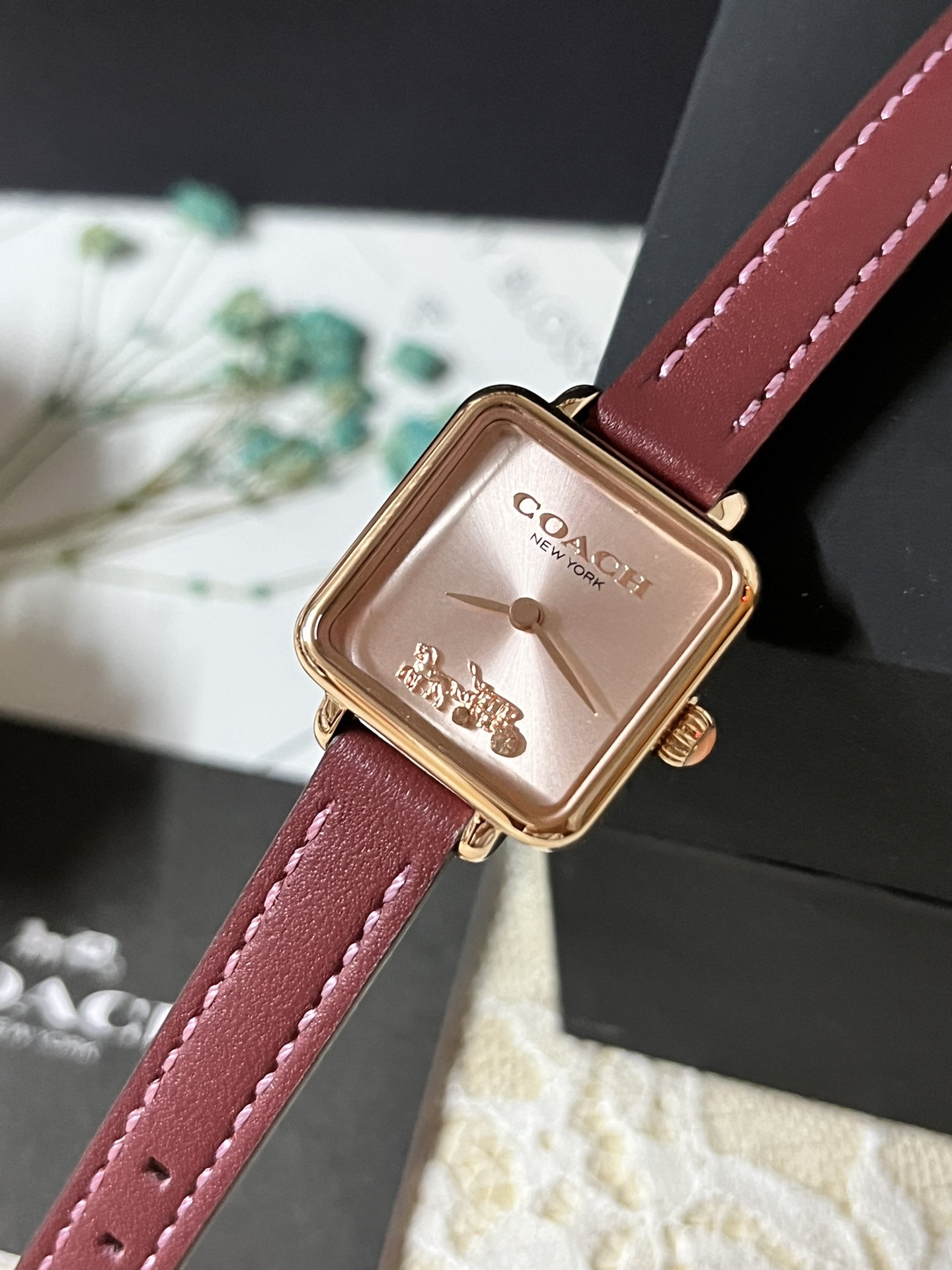 批💰180配盒
🔥🔥🔥请认准独家首发🔥🔥🔥COACH/蔻驰小方糖女士腕表。六色选择！专供走平台，支持任何方式验货！秒杀所有市场货！