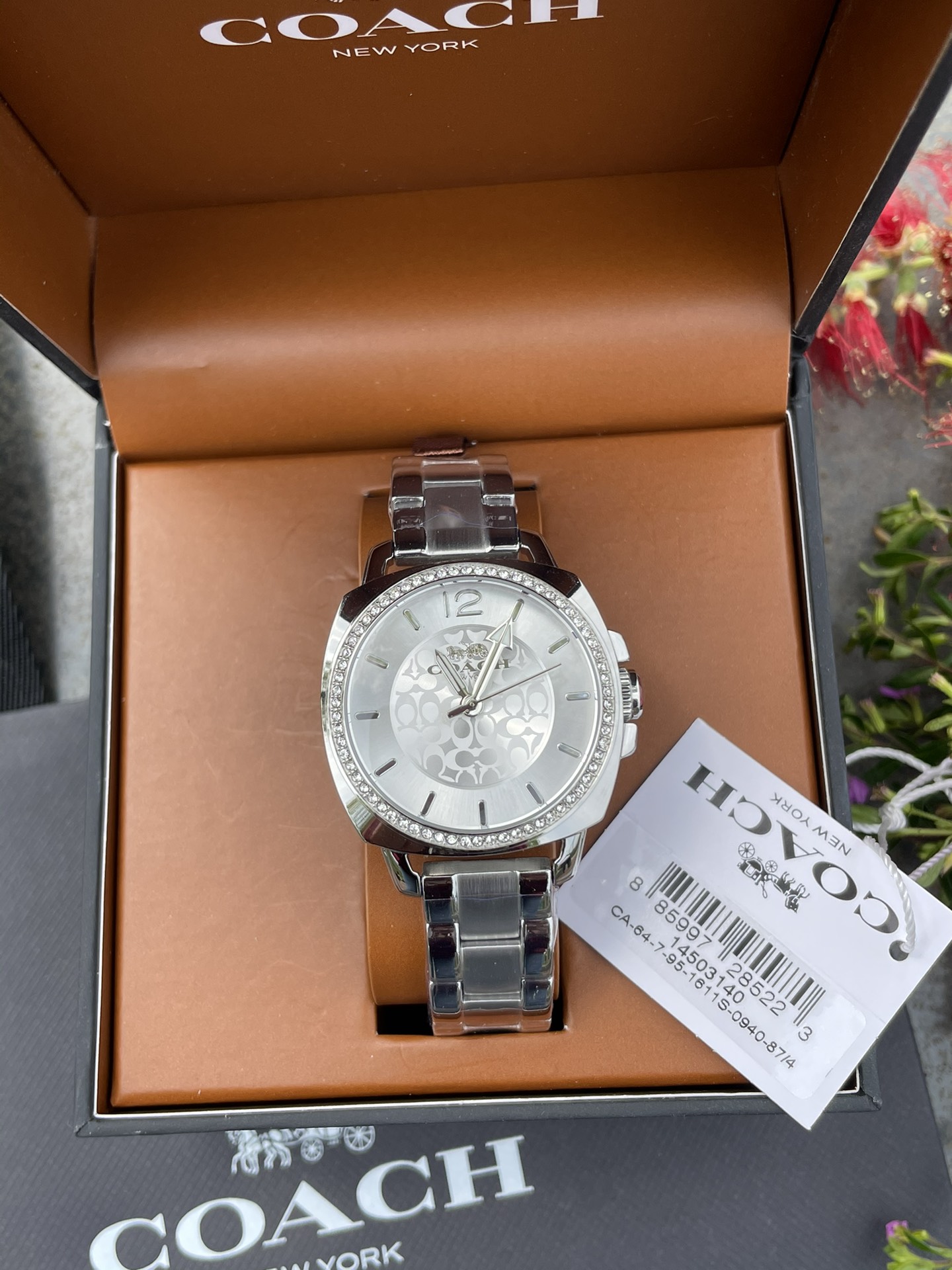 批💰190配盒
现货秒发🔥蔻驰新款时尚简约气质高雅轻奢镶钻方形三针女士石英腕表 多款选择！30米生活防水 尺寸：34MM。配专柜全套包装. 宝宝们可力推请认准独家品质！秒杀所有市场货！支持任何方式验货！欢迎各位老板甩单🌹🌹🌹