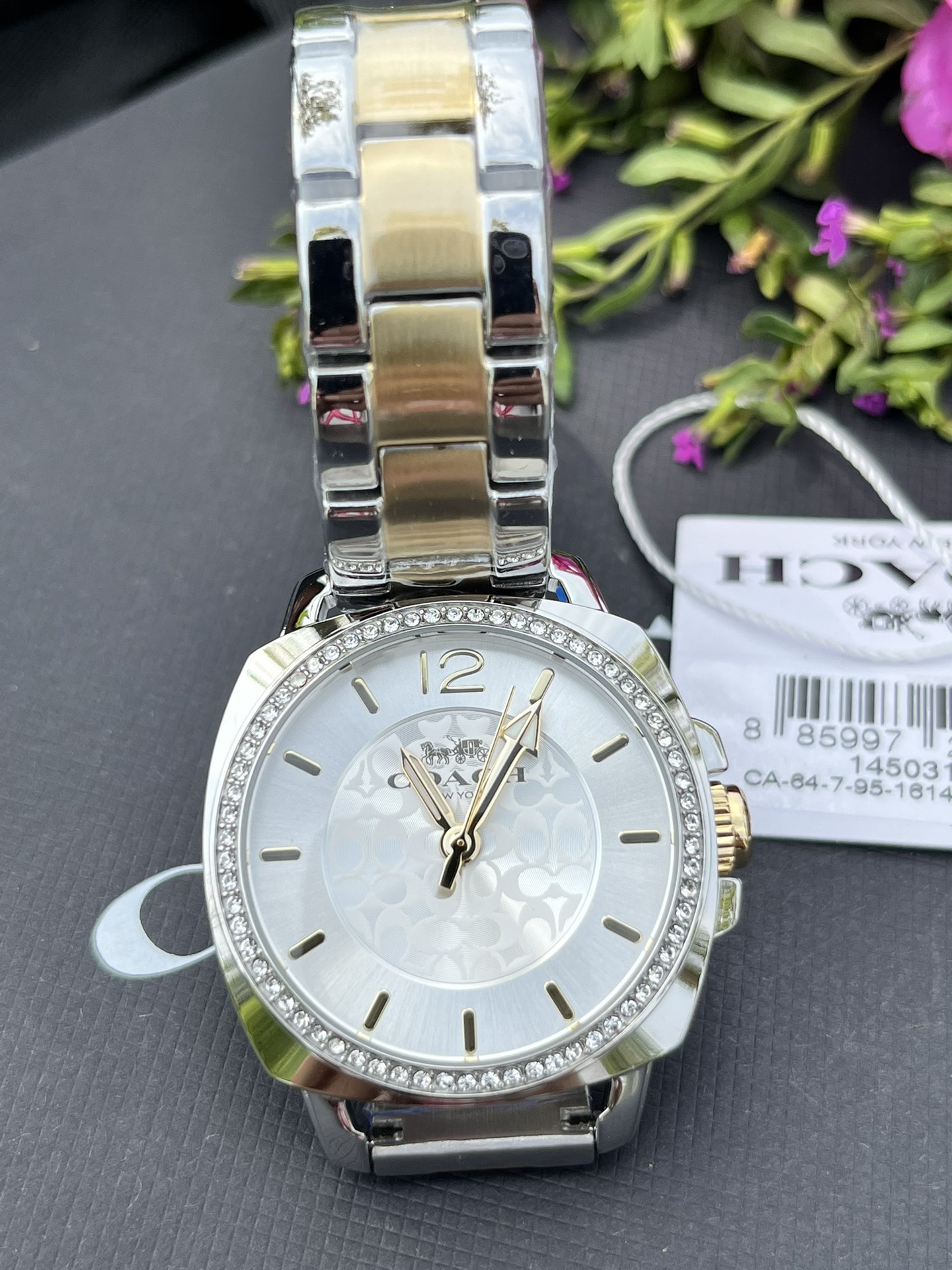 批💰190配盒
现货秒发🔥蔻驰新款时尚简约气质高雅轻奢镶钻方形三针女士石英腕表 多款选择！30米生活防水 尺寸：34MM。配专柜全套包装. 宝宝们可力推请认准独家品质！秒杀所有市场货！支持任何方式验货！欢迎各位老板甩单🌹🌹🌹