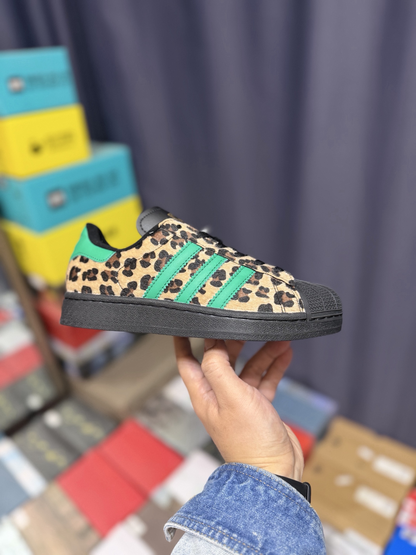 DH【公司级】 Adidas Originals SUPERSTAR VINTAGE 全新配色 黑绿豹纹 贝壳头休闲板鞋 独家控货 平台正单 全鞋百分百原材料 全鞋电脑针车 Logo针车间距针数原版一致 皮料切割冲裁零瑕疵 原鞋一致含胶量大底 原盒中文内外标 大几率过验 不对比市面只对比原鞋 只服务最高端市场 货号:JP8175