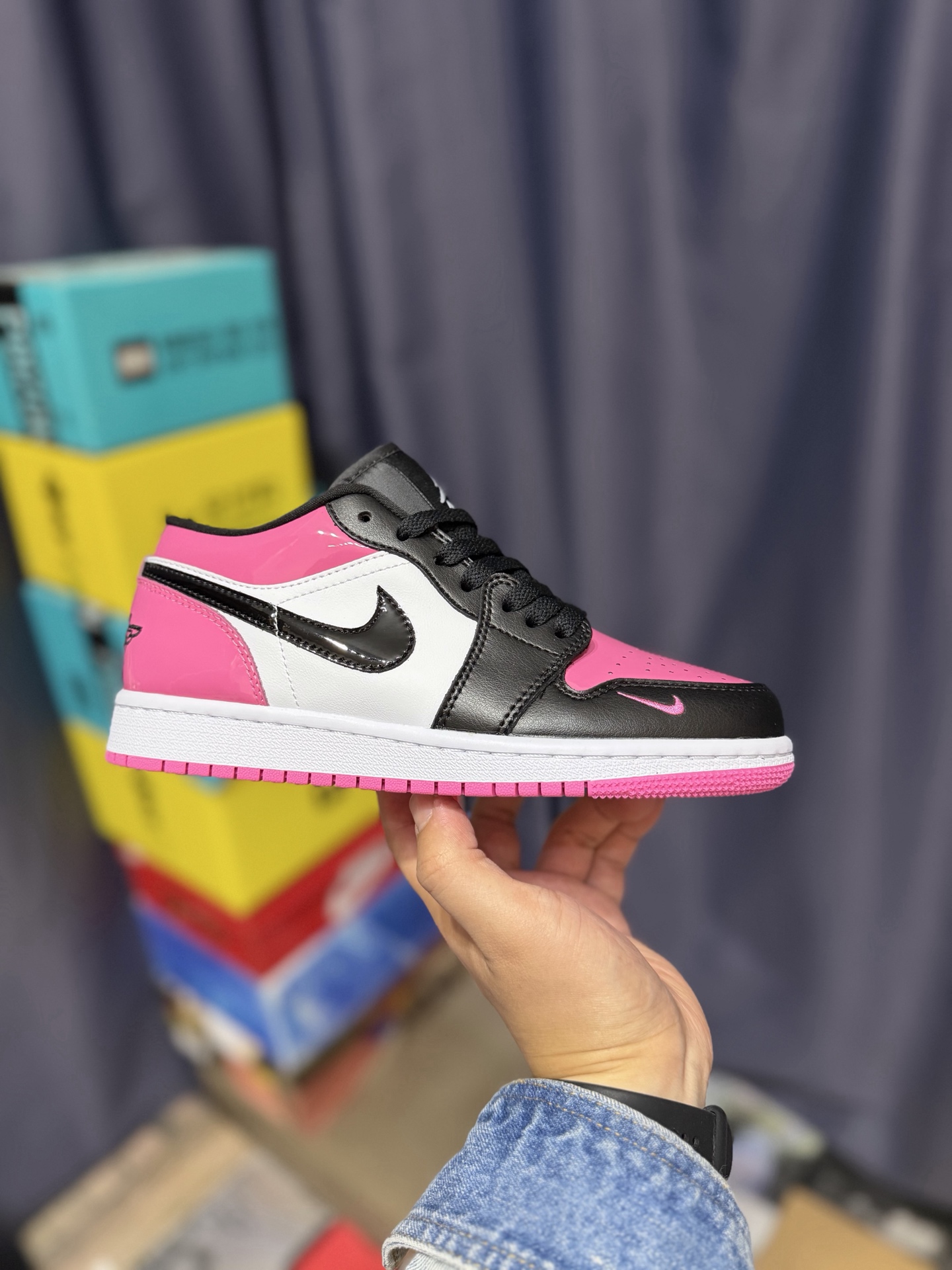 X版【公司级】 Air Jordan 1 Low 白黑粉 升级正确原装楦型开发纸版 ️ 中底注胶孔内置真Sole气垫 ️ 耐克Nike Air Jordan1 Low AJ低帮乔丹一代低帮经典复古文化休闲运动篮球鞋原鞋开模 拒绝公底 购置原厂同步原材料 都有细节还原98%原汁原味忠于原版 货号:IV2446 684