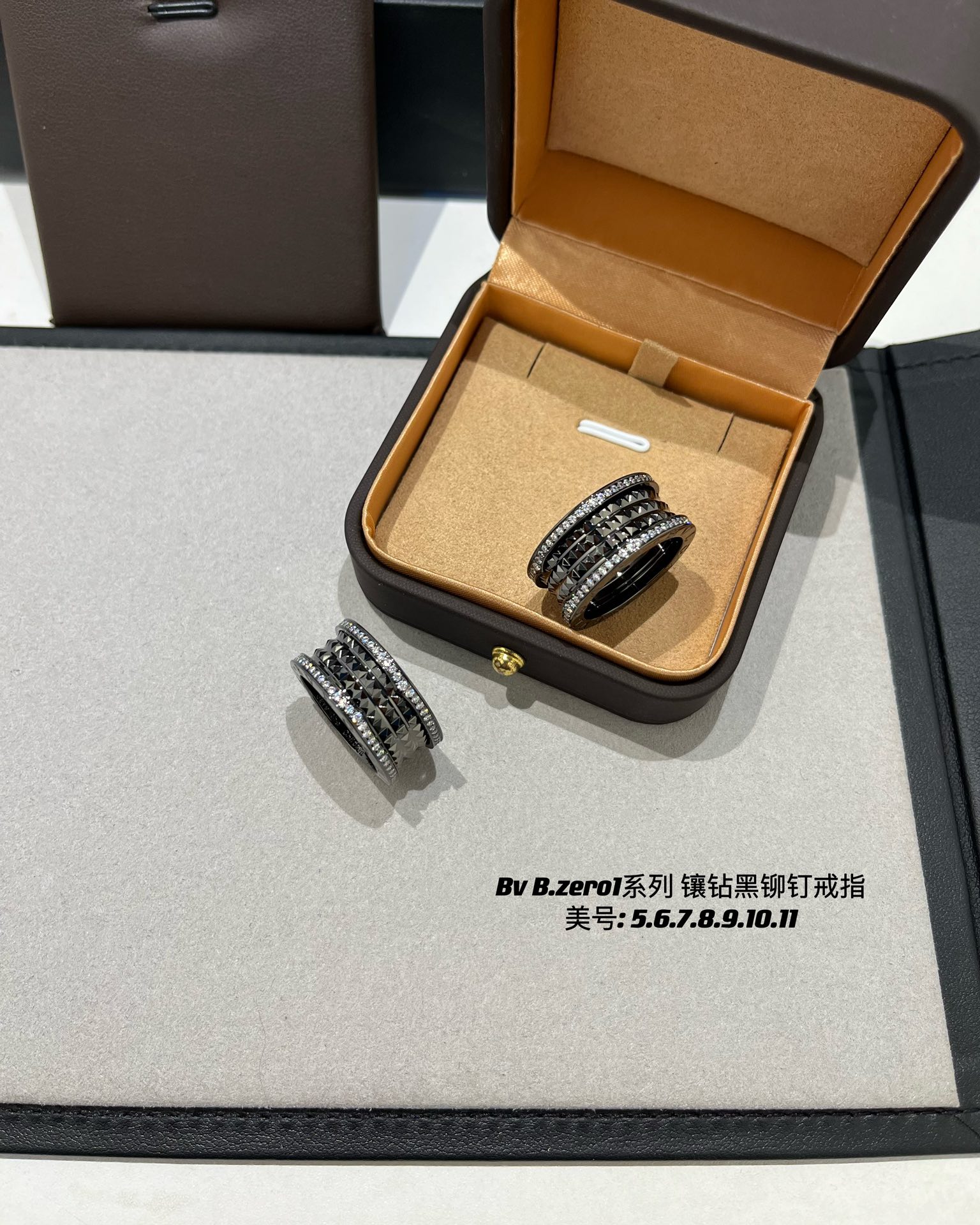 Bvlgari BVLGARI宝格丽全新Bzero1Rock系列戒指，螺旋部分点缀饰钉，边缘处以密镶嵌钻石装饰