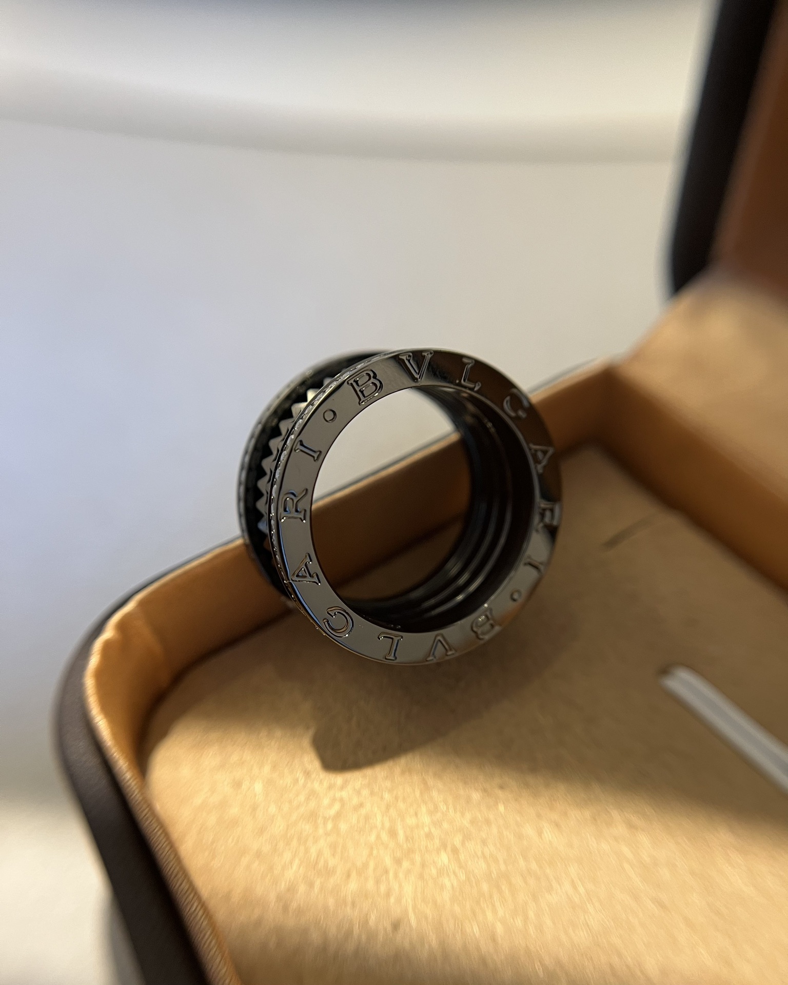Bvlgari BVLGARI宝格丽全新Bzero1Rock系列戒指，螺旋部分点缀饰钉，边缘处以密镶嵌钻石装饰