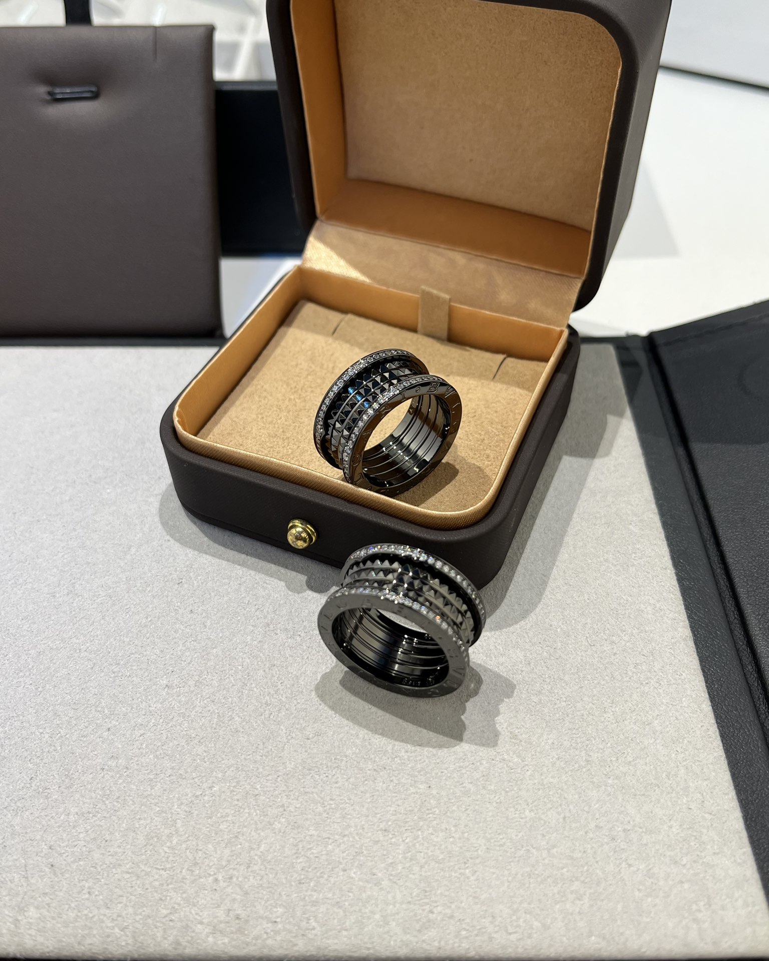 Bvlgari BVLGARI宝格丽全新Bzero1Rock系列戒指，螺旋部分点缀饰钉，边缘处以密镶嵌钻石装饰