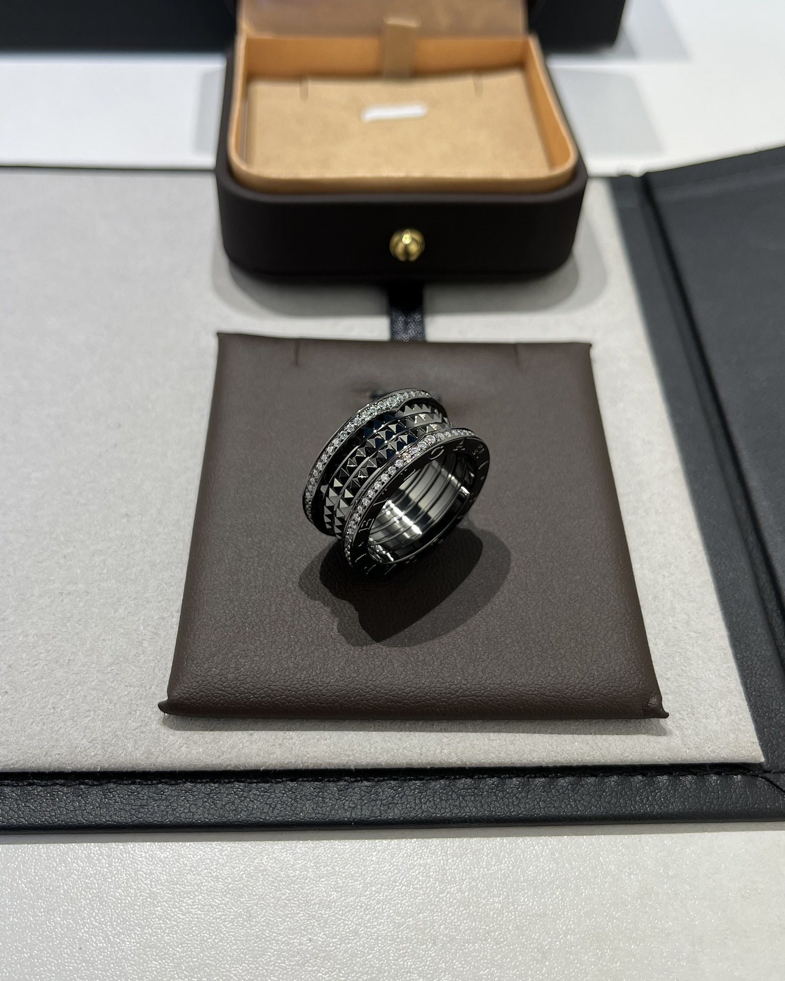 Bvlgari BVLGARI宝格丽全新Bzero1Rock系列戒指，螺旋部分点缀饰钉，边缘处以密镶嵌钻石装饰