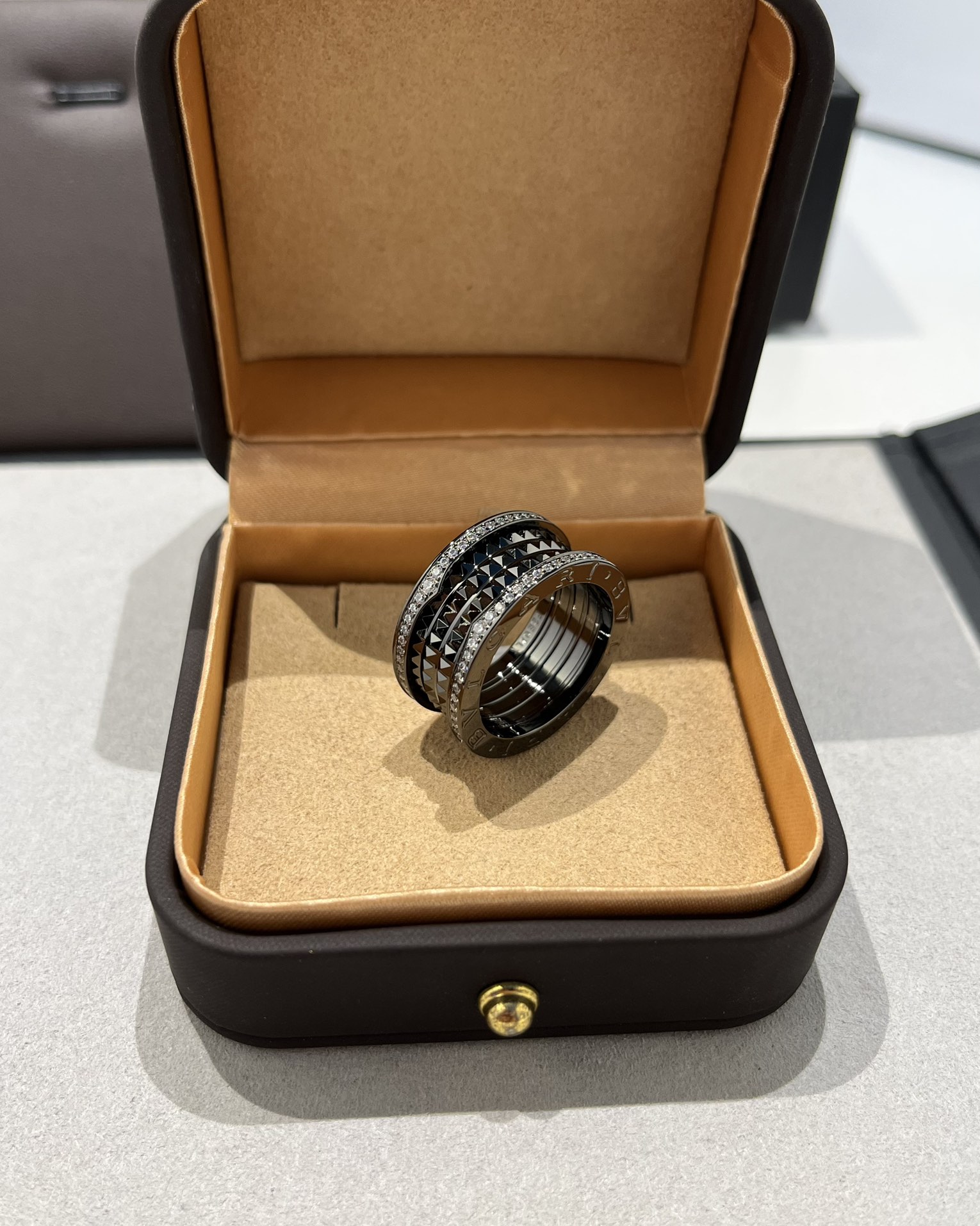 Bvlgari BVLGARI宝格丽全新Bzero1Rock系列戒指，螺旋部分点缀饰钉，边缘处以密镶嵌钻石装饰