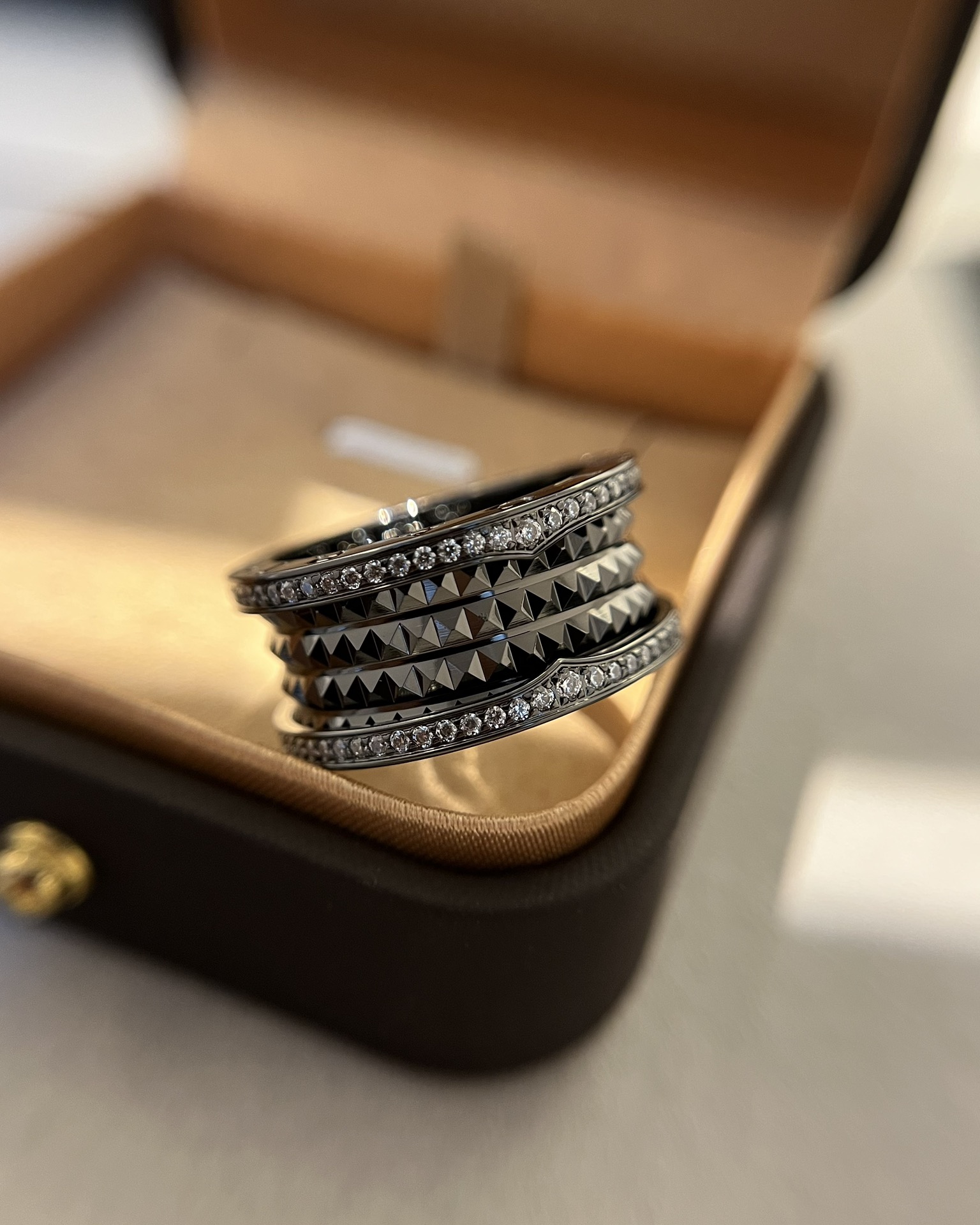 Bvlgari BVLGARI宝格丽全新Bzero1Rock系列戒指，螺旋部分点缀饰钉，边缘处以密镶嵌钻石装饰