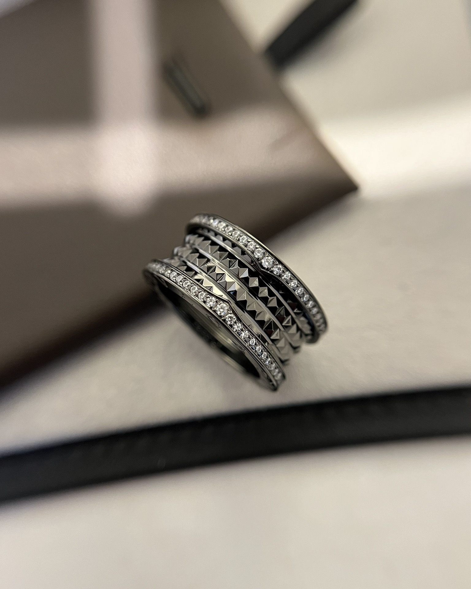 Bvlgari BVLGARI宝格丽全新Bzero1Rock系列戒指，螺旋部分点缀饰钉，边缘处以密镶嵌钻石装饰