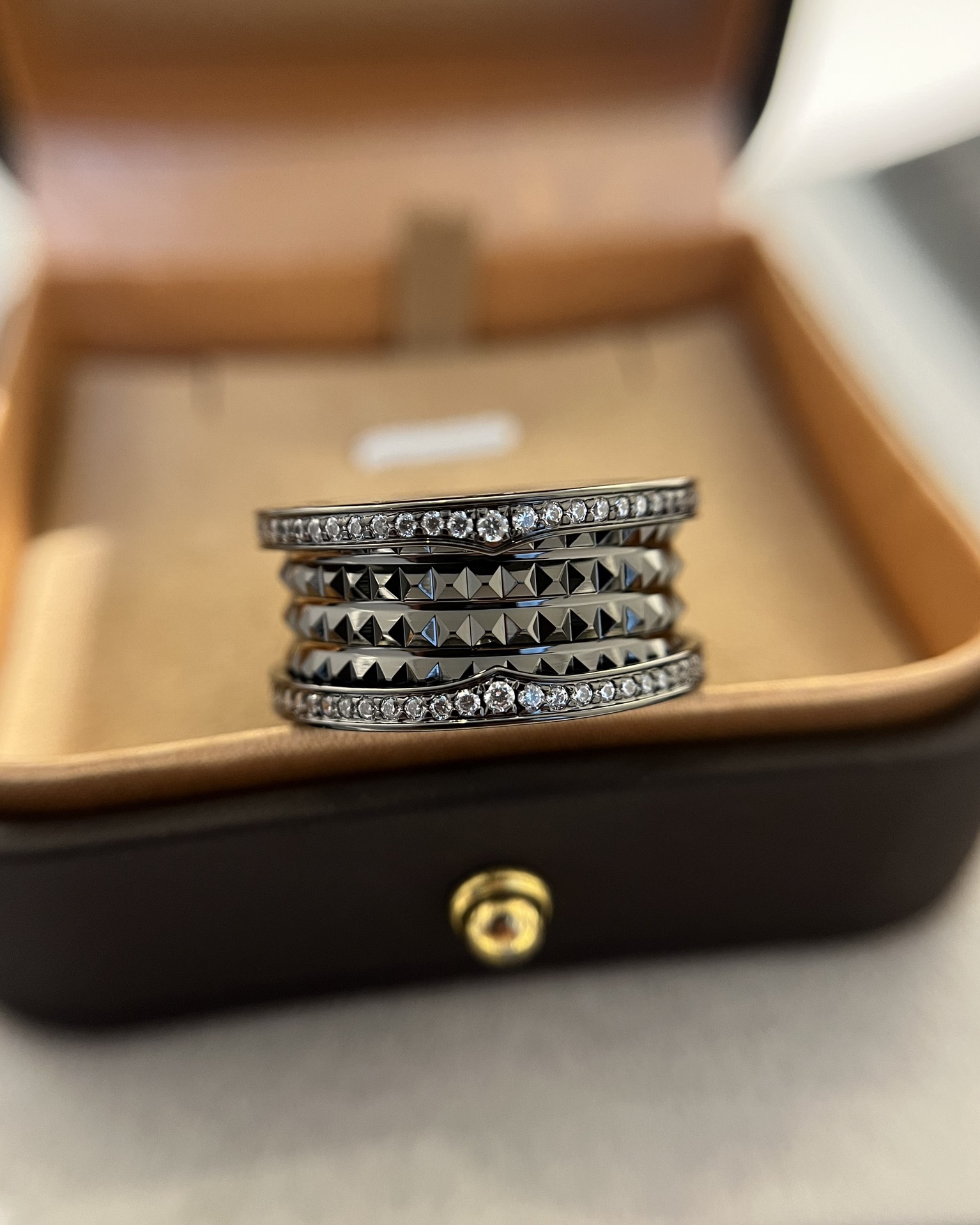 Bvlgari BVLGARI宝格丽全新Bzero1Rock系列戒指，螺旋部分点缀饰钉，边缘处以密镶嵌钻石装饰