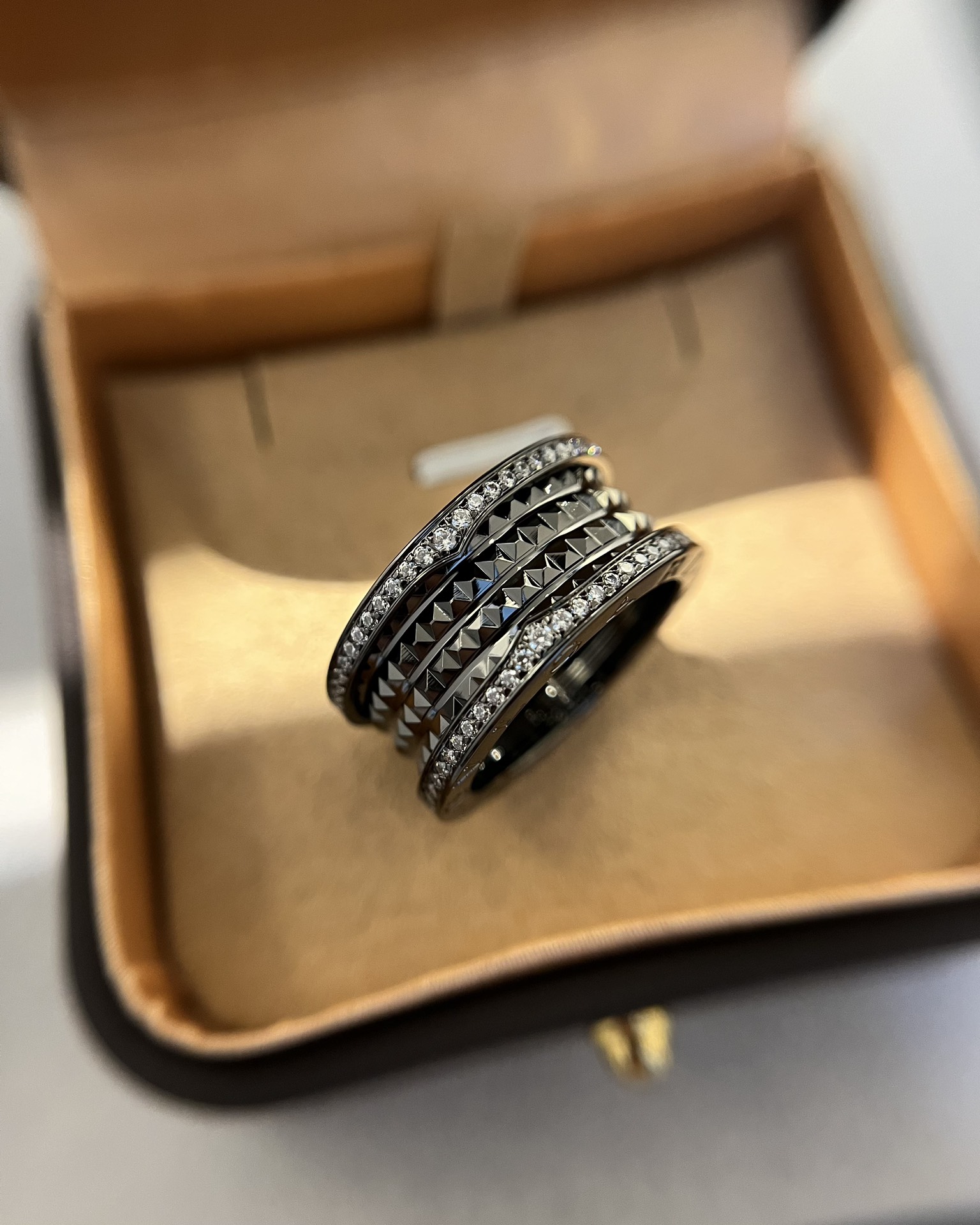 Bvlgari BVLGARI宝格丽全新Bzero1Rock系列戒指，螺旋部分点缀饰钉，边缘处以密镶嵌钻石装饰