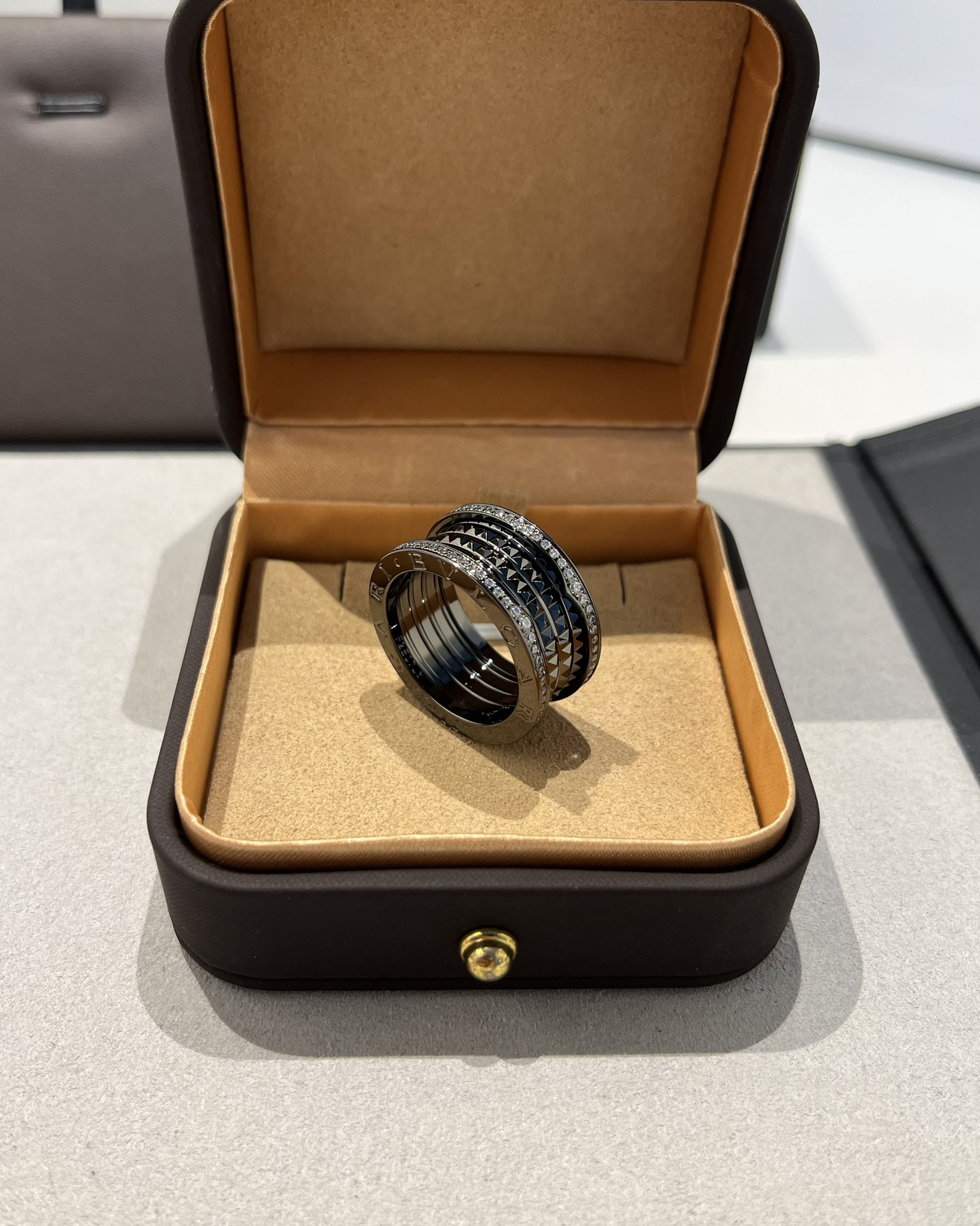 Bvlgari BVLGARI宝格丽全新Bzero1Rock系列戒指，螺旋部分点缀饰钉，边缘处以密镶嵌钻石装饰