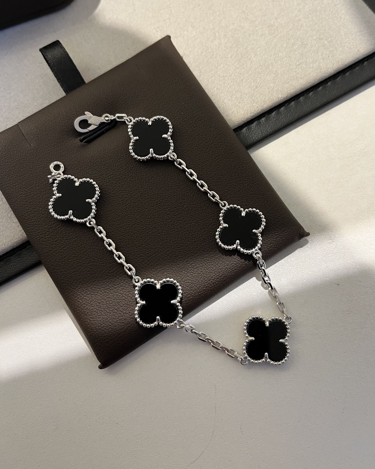 Van Cleef & Arpels vca 白金色