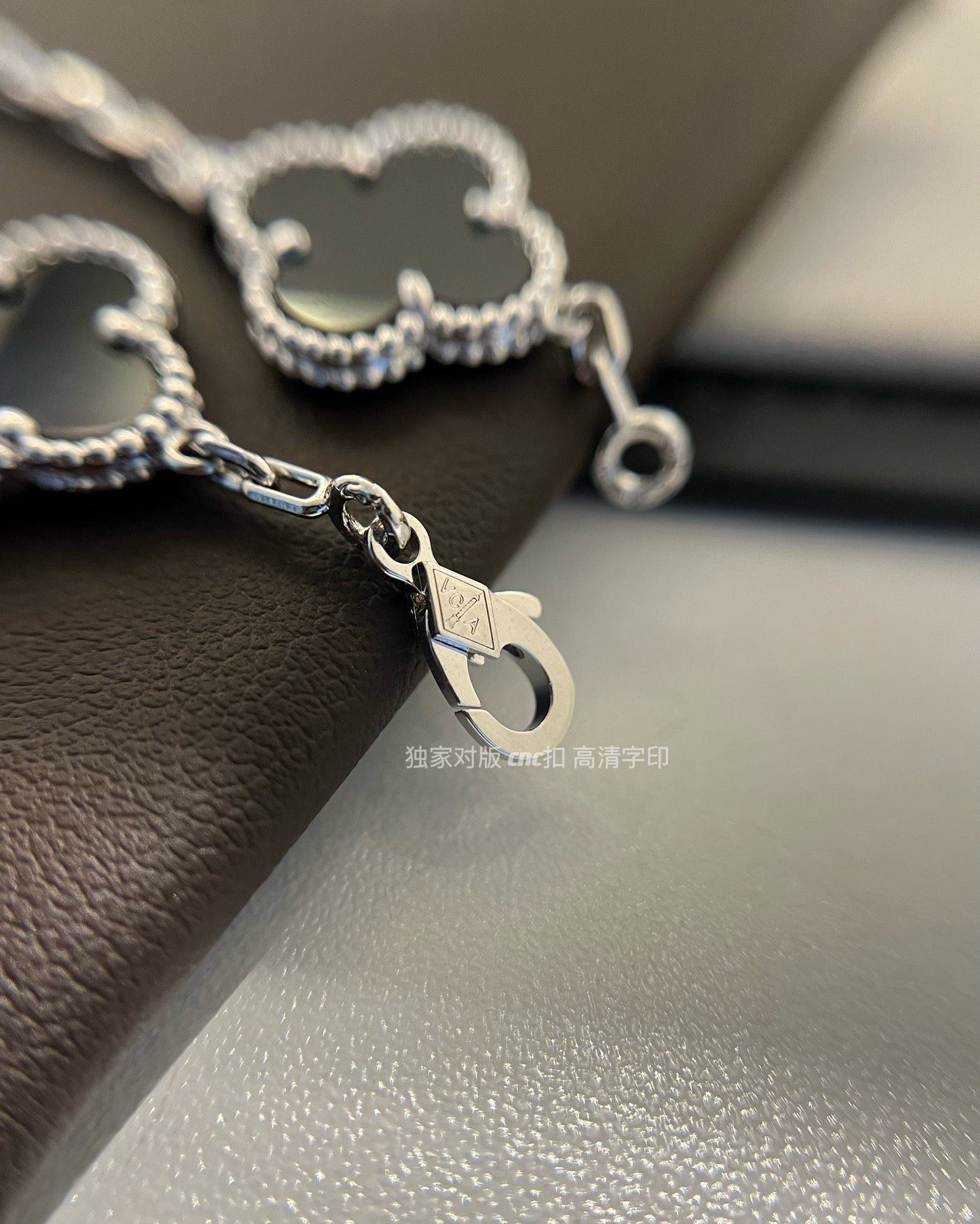 Van Cleef & Arpels vca 白金色