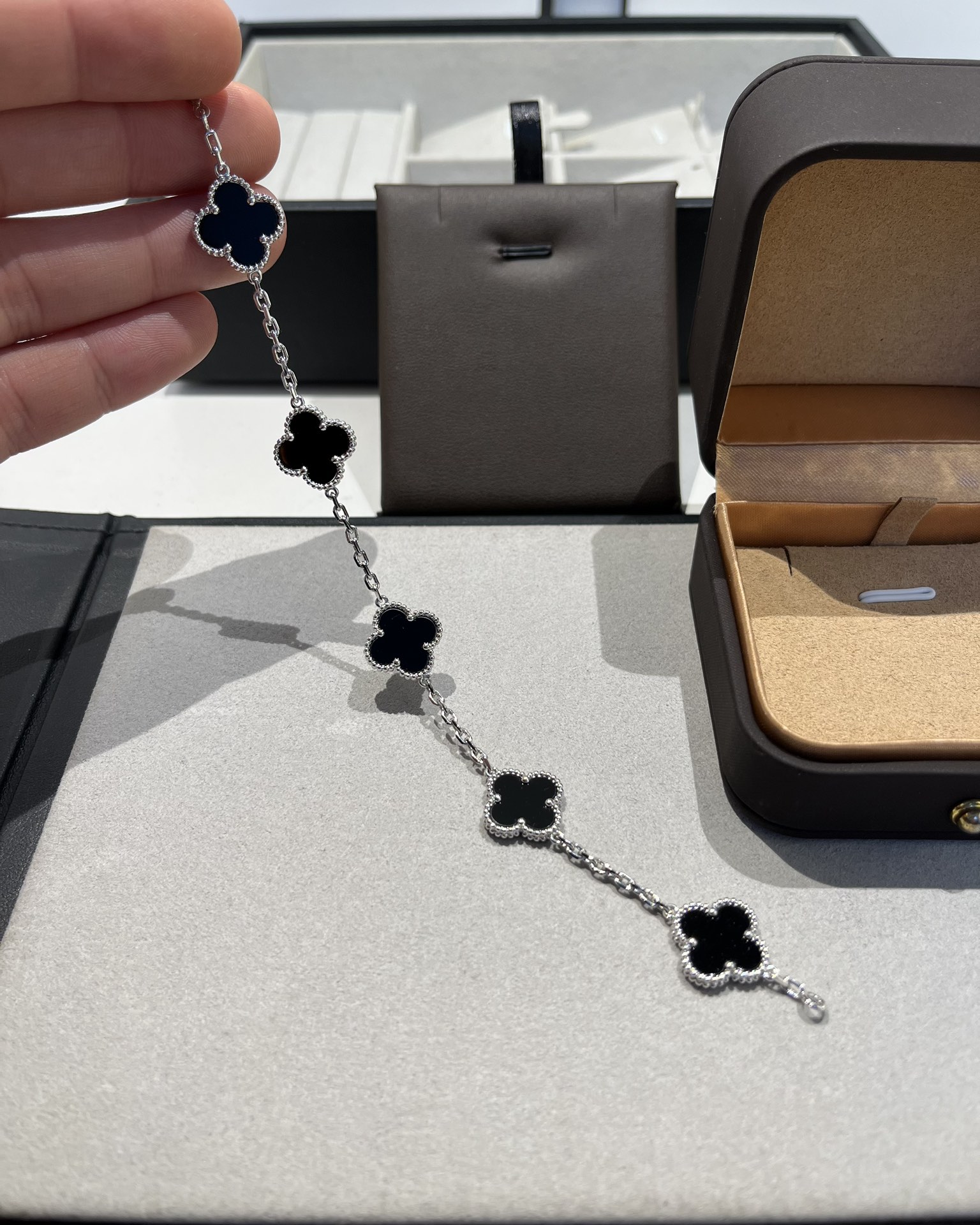 Van Cleef & Arpels vca 白金色