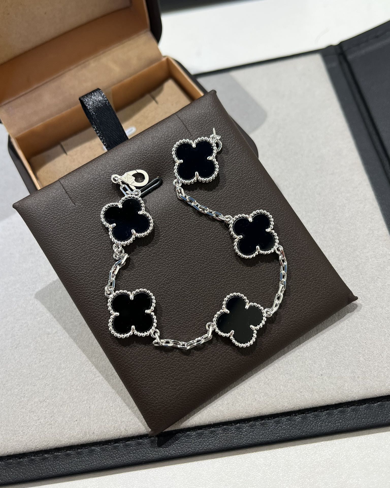 Van Cleef & Arpels vca 白金色