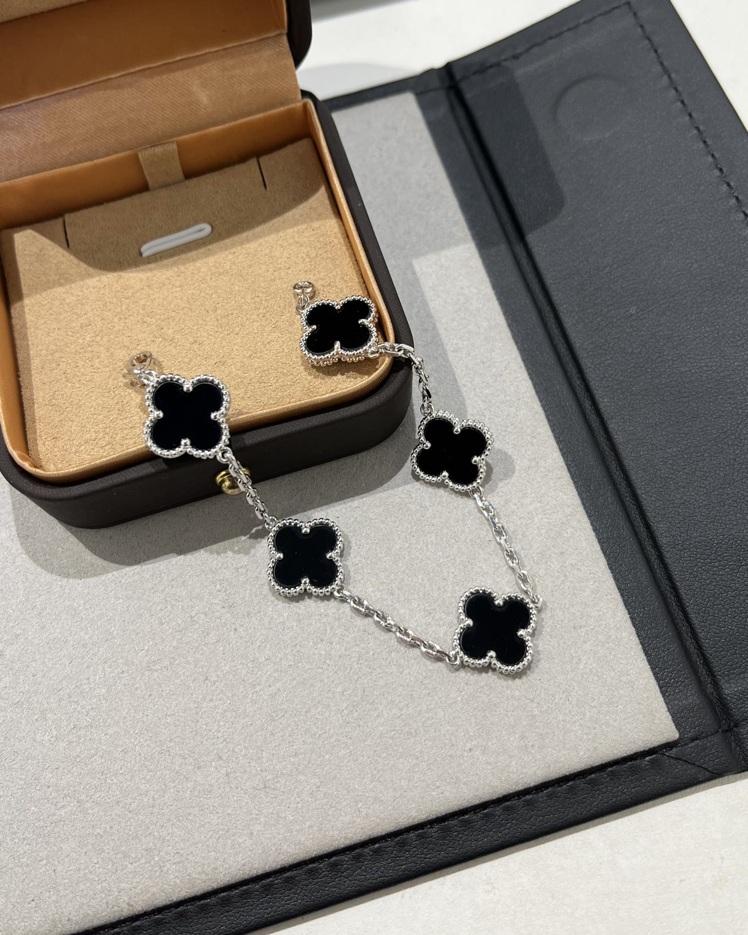 Van Cleef & Arpels vca 白金色