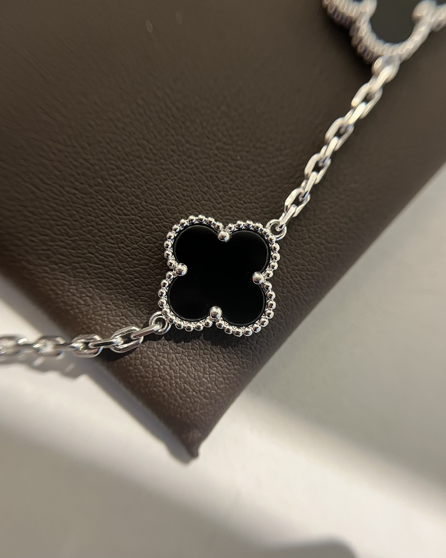 Van Cleef & Arpels vca 白金色