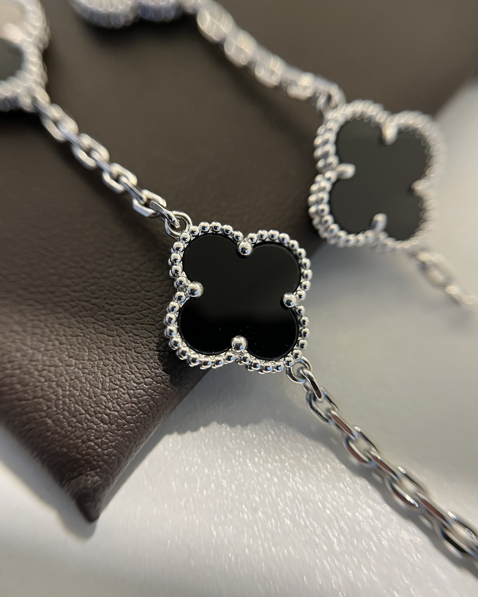 Van Cleef & Arpels vca 白金色