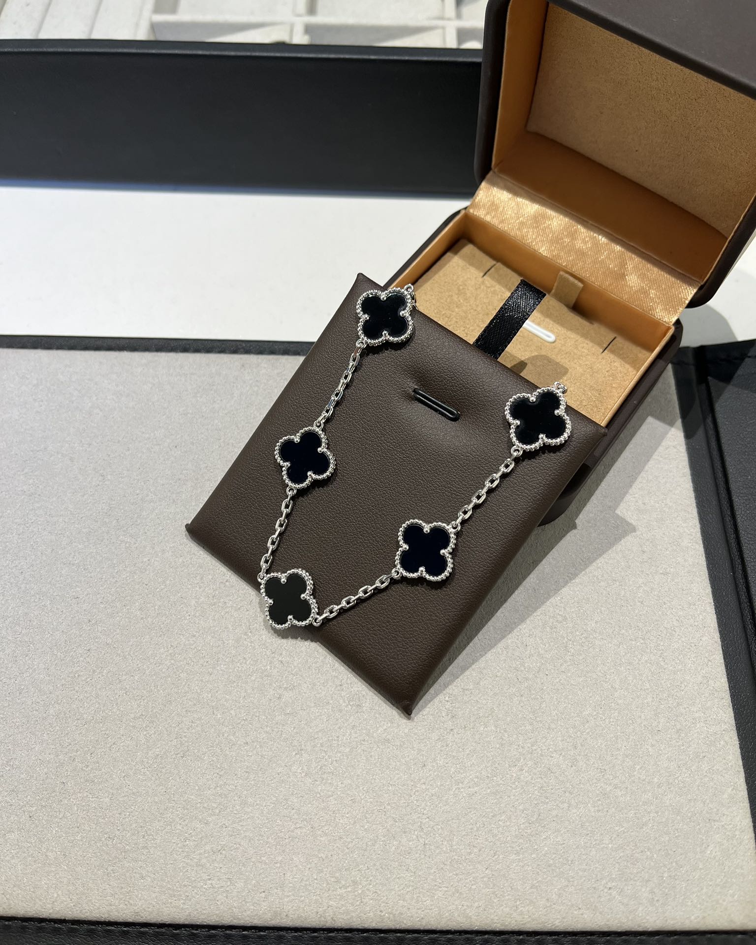 Van Cleef & Arpels vca 白金色